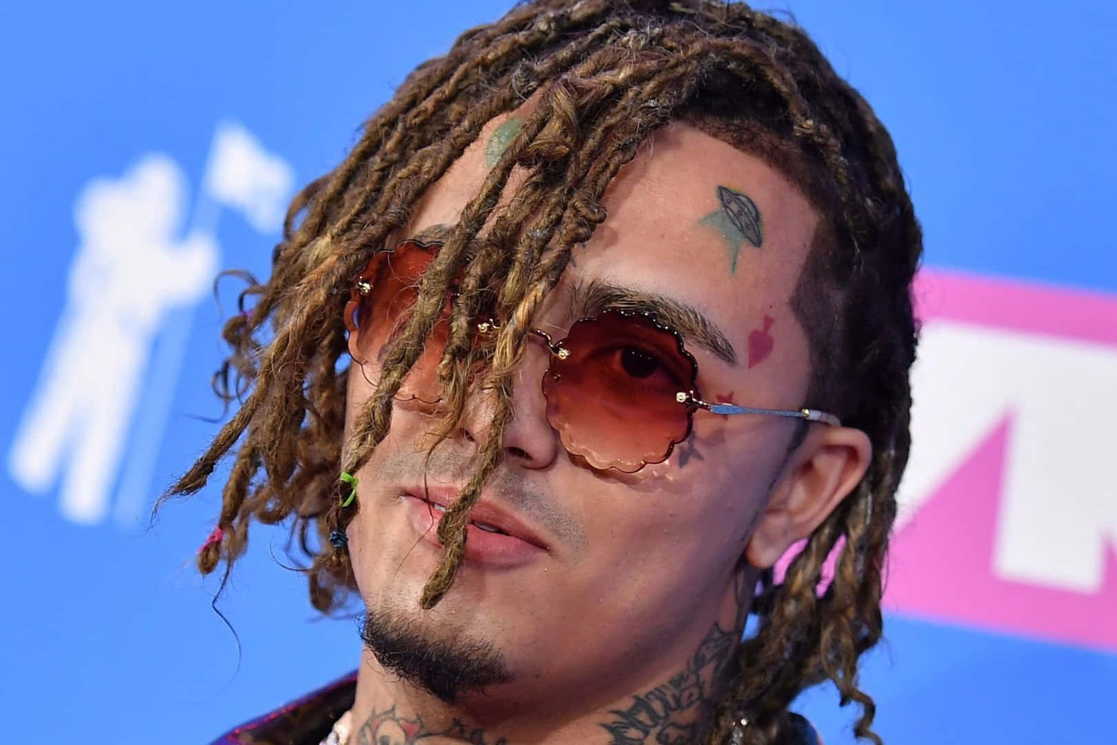 Lilpump Trägt Eine Orange Kapuzenjacke Wallpaper