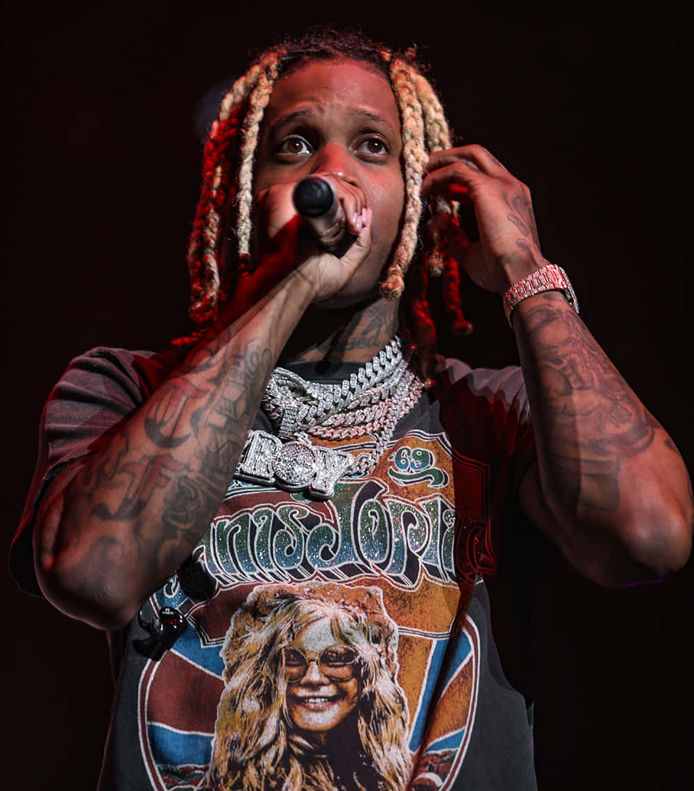 Lildurk Assume Una Posa Con Abbigliamento Streetwear Di Tendenza