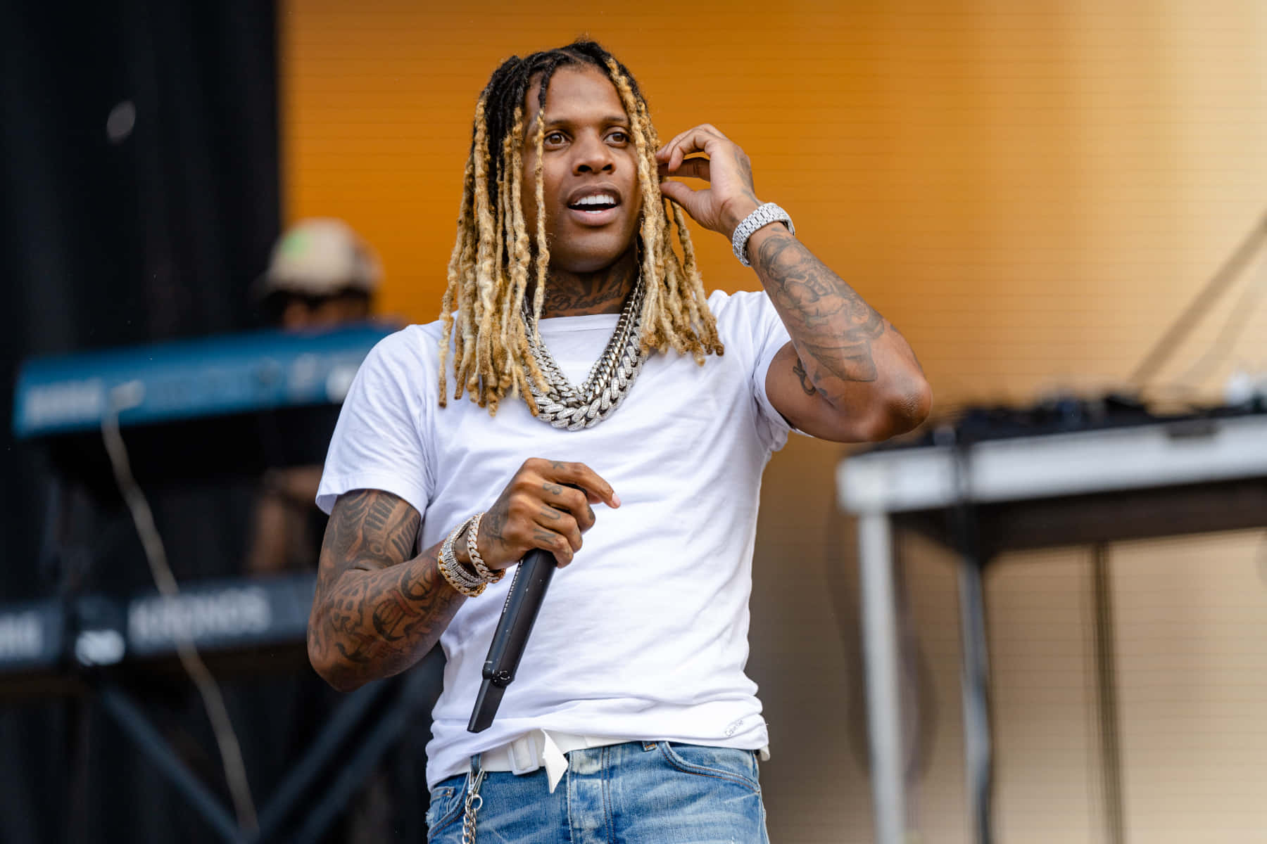 Lildurk Posa Con Sicurezza In Uno Sfondo Urbano.