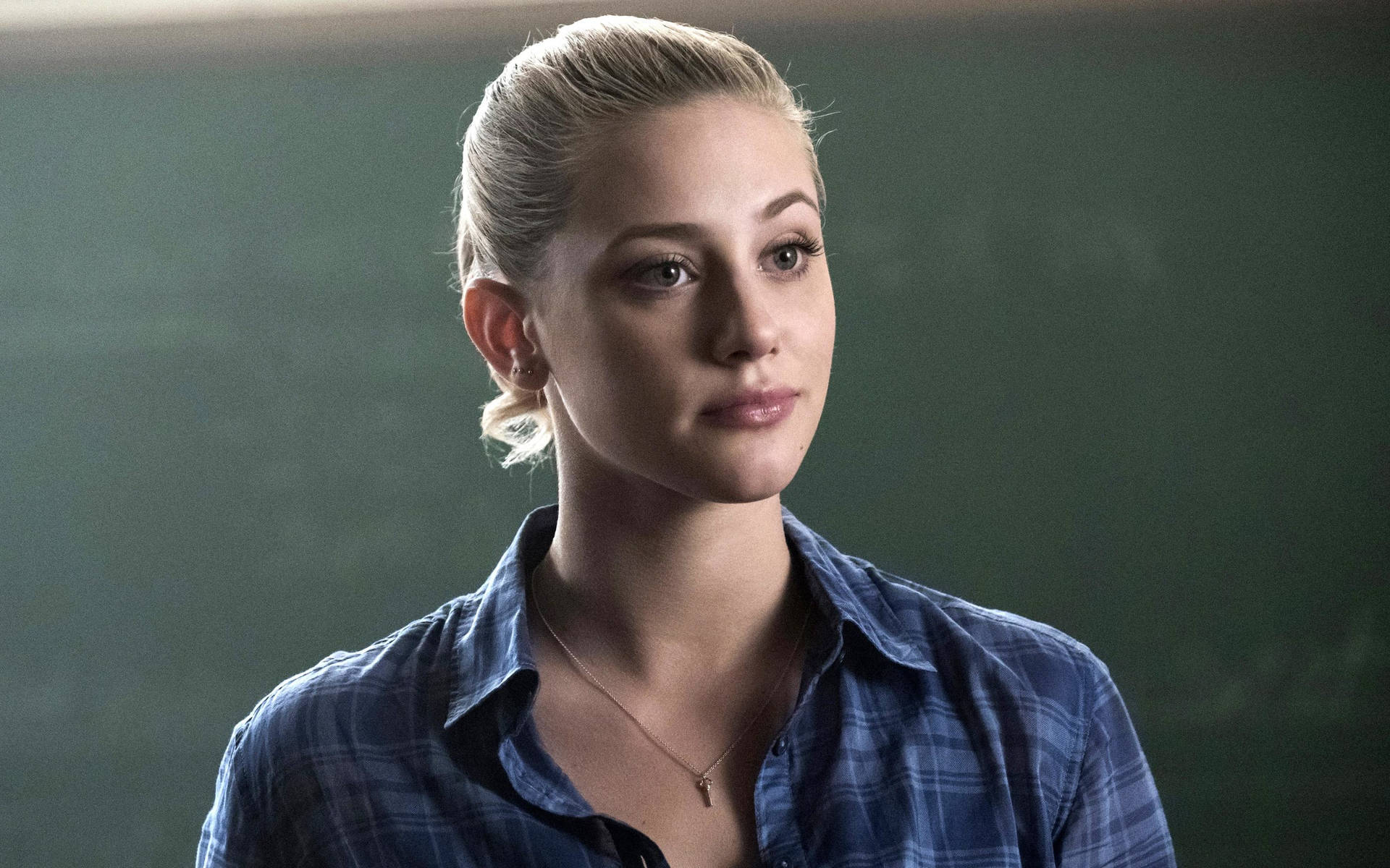 Lilireinhart Blå Rutig Piké - Would Be A Suitable Translation For A Description Of A Potential Computer Or Mobile Wallpaper Featuring The Actress Wearing A Blue Checkered Polo Shirt. Wallpaper