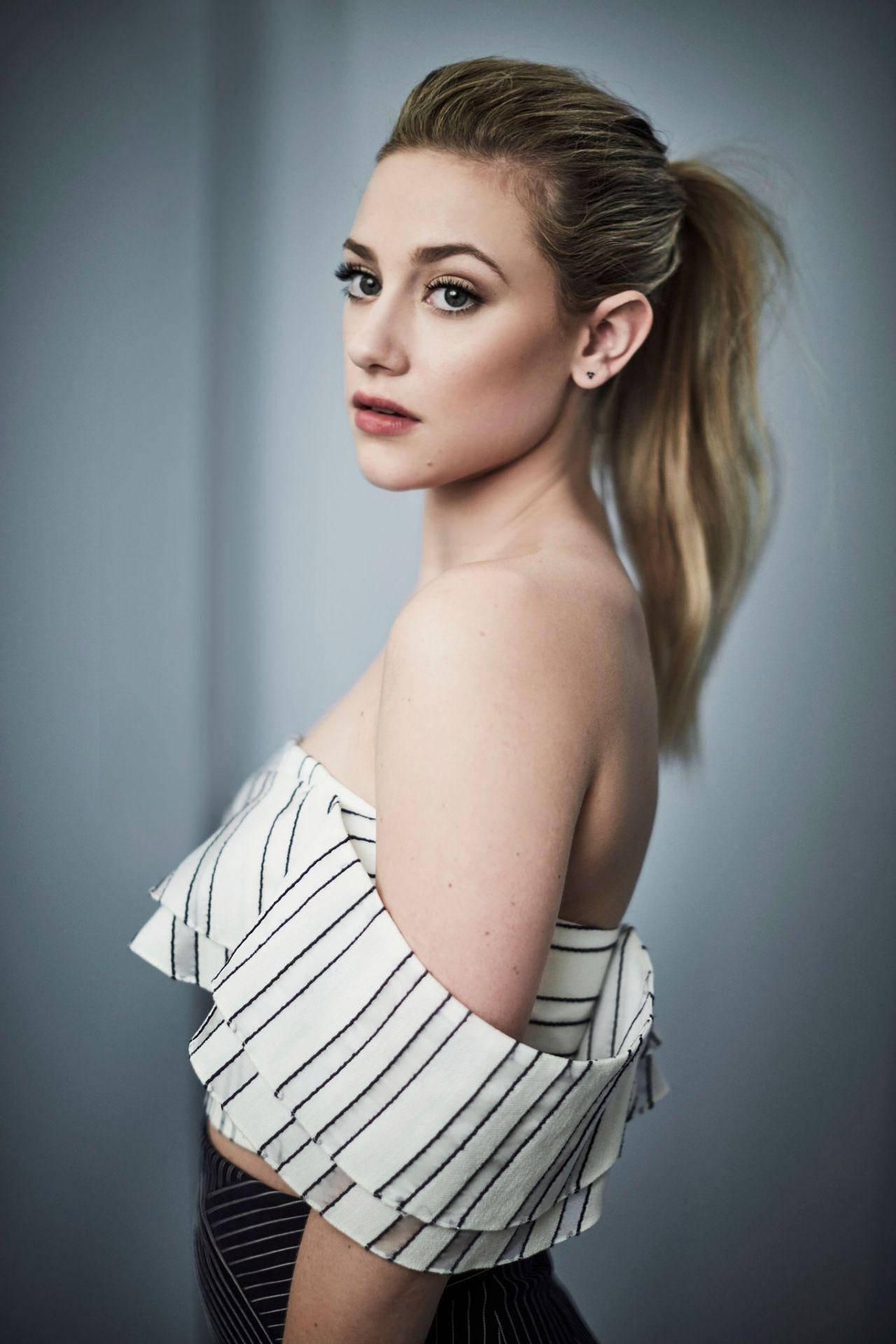 Lili Reinhart Side View Picture