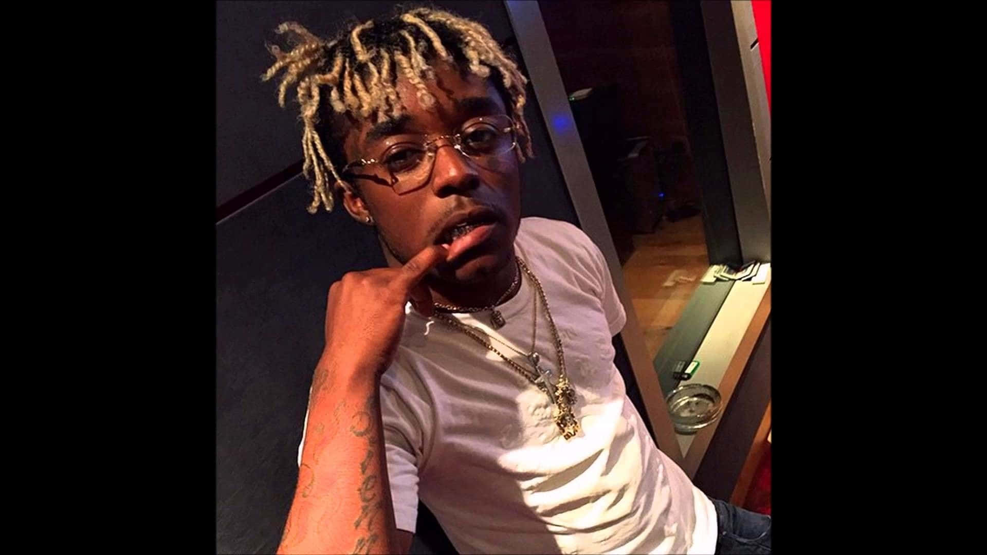 Liluzi Vert Assume Una Posa Dinamica In Un Vivace Contesto Urbano.