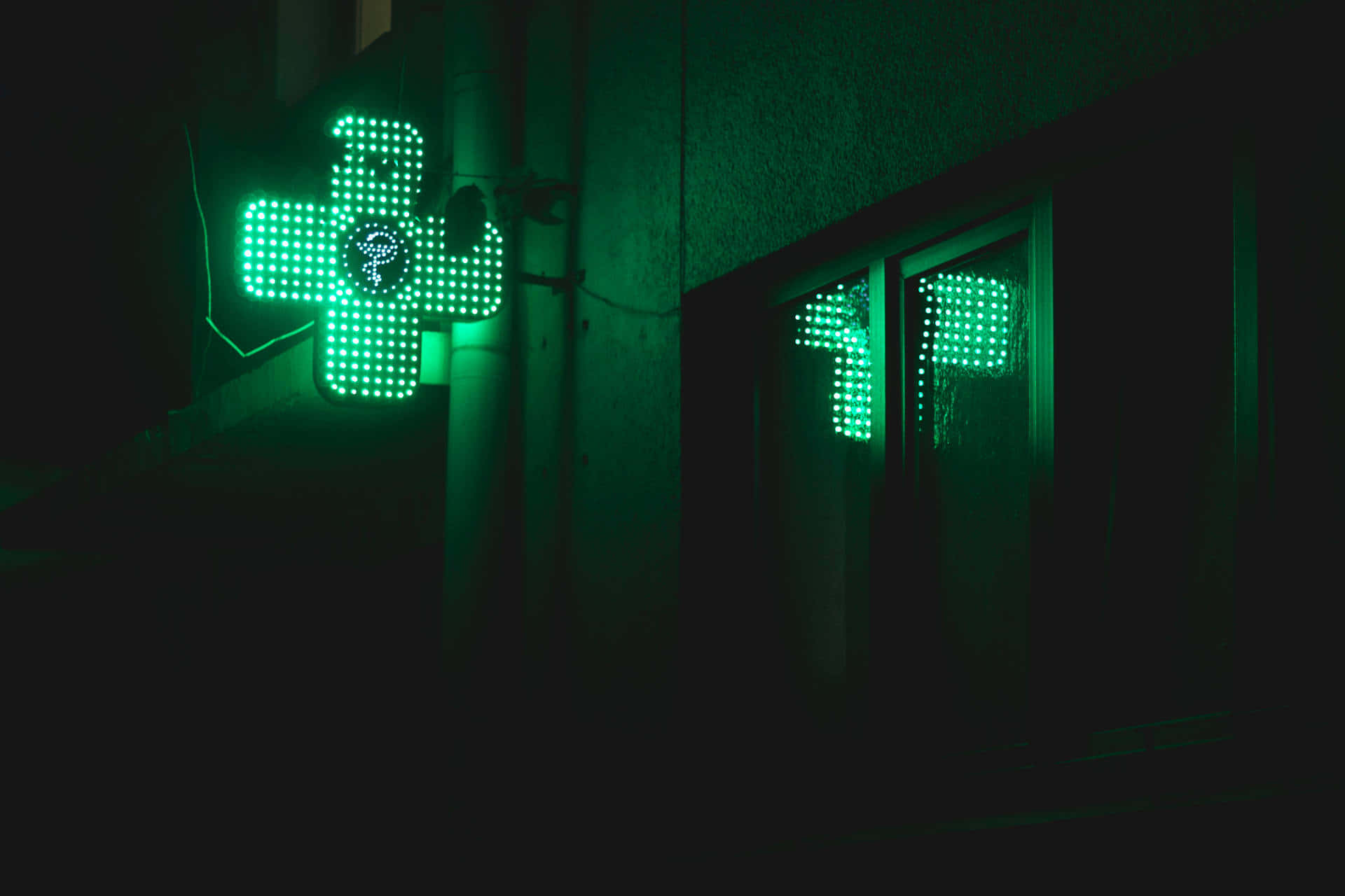 Eingrünes Kreuzzeichen An Einem Gebäude Wallpaper