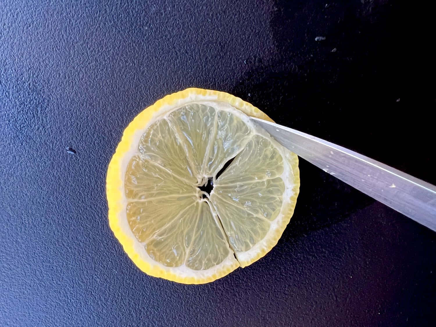 Einmesser Schneidet Eine Zitrone