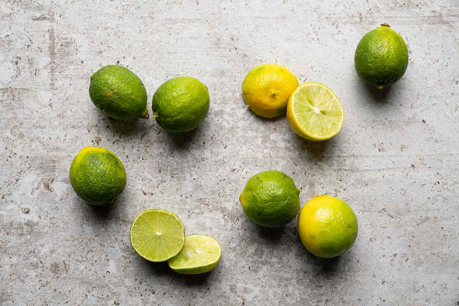 Limonie Lime Su Una Superficie Di Cemento