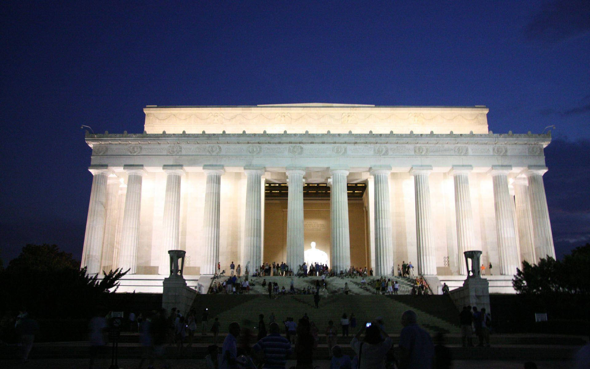 Affascinantevista Notturna Del Monumento A Lincoln Con Folla Sfondo