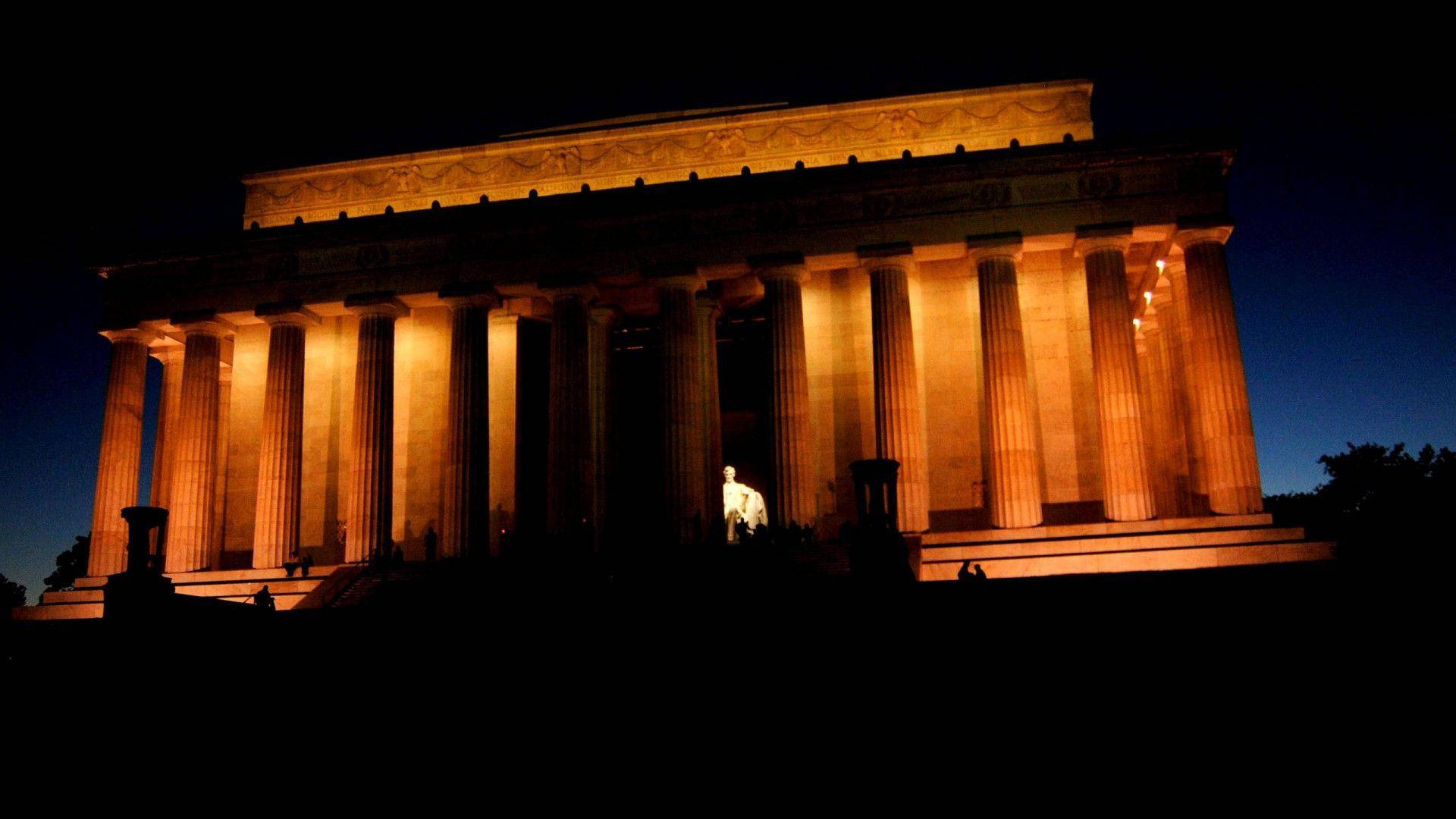 Lincoln Monument Glowing At Night Wallpaper