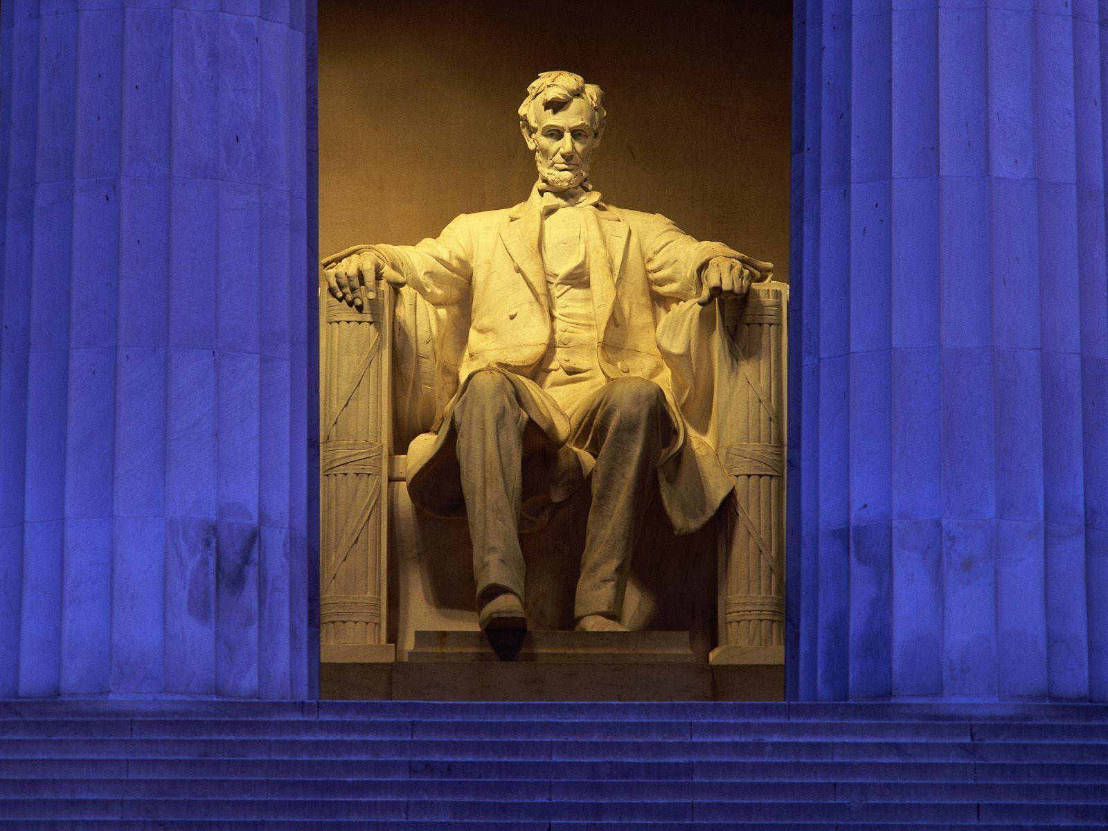 Lincoln Monument In Between Pillars Wallpaper