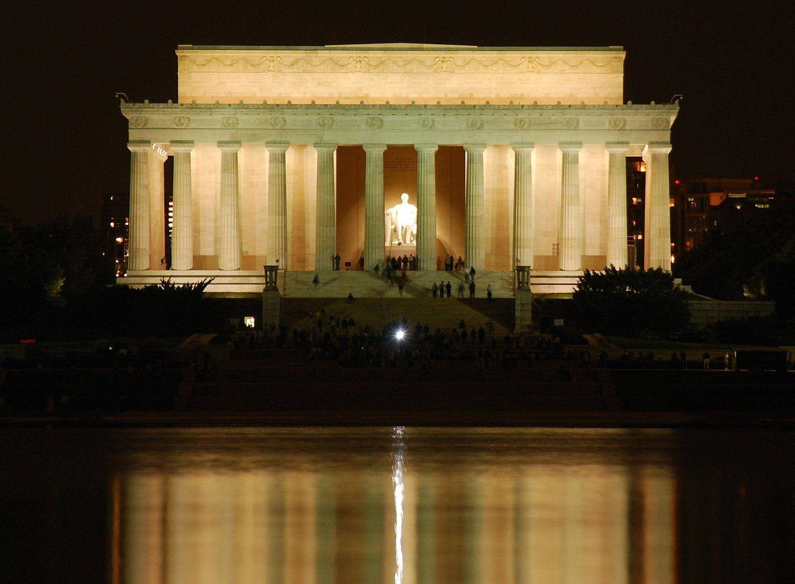 Lincoln Monument Lights Up Wallpaper