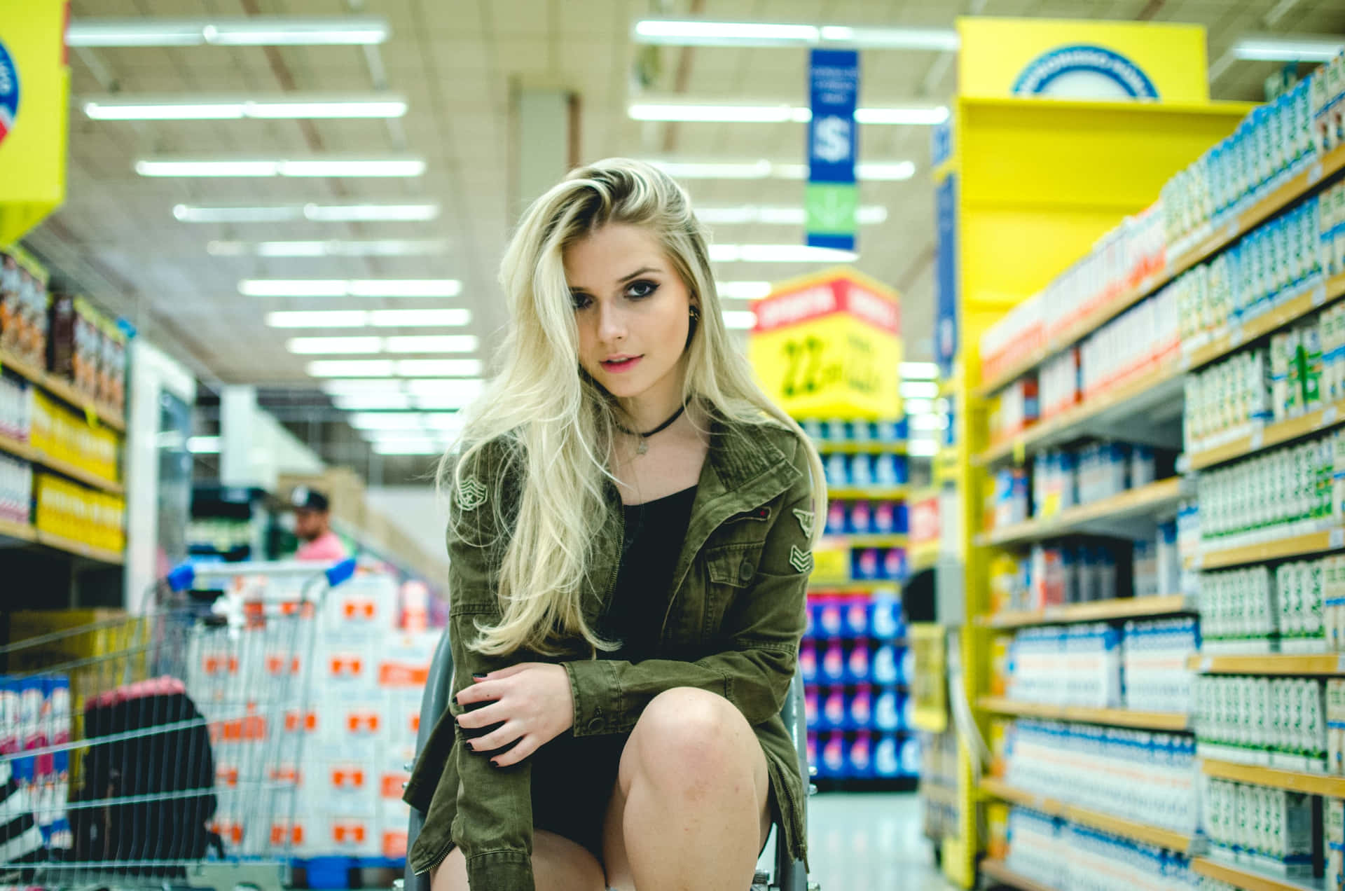 Linda Chica In A Grocery Wallpaper