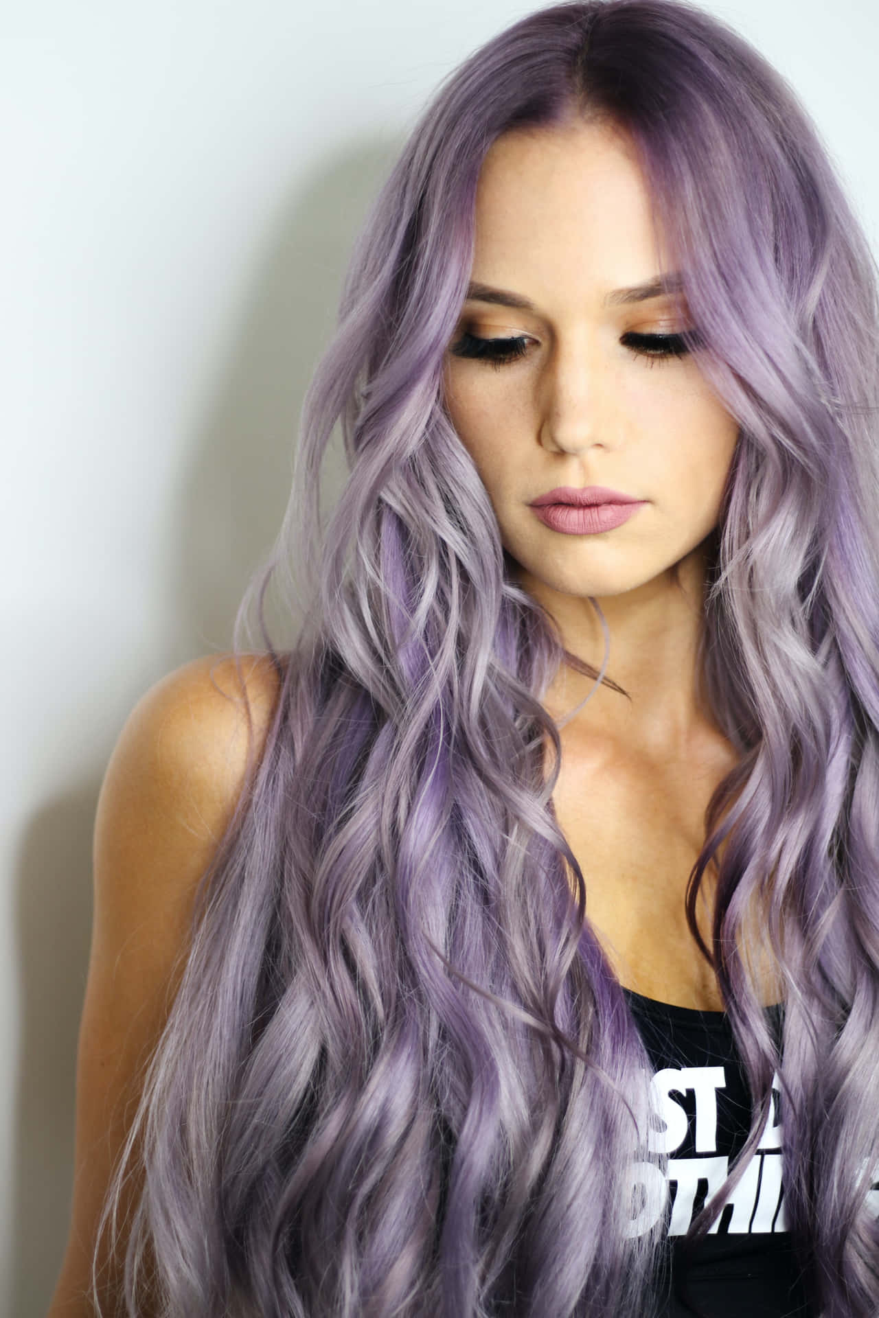 Linda Chica With Lavender Hair Wallpaper