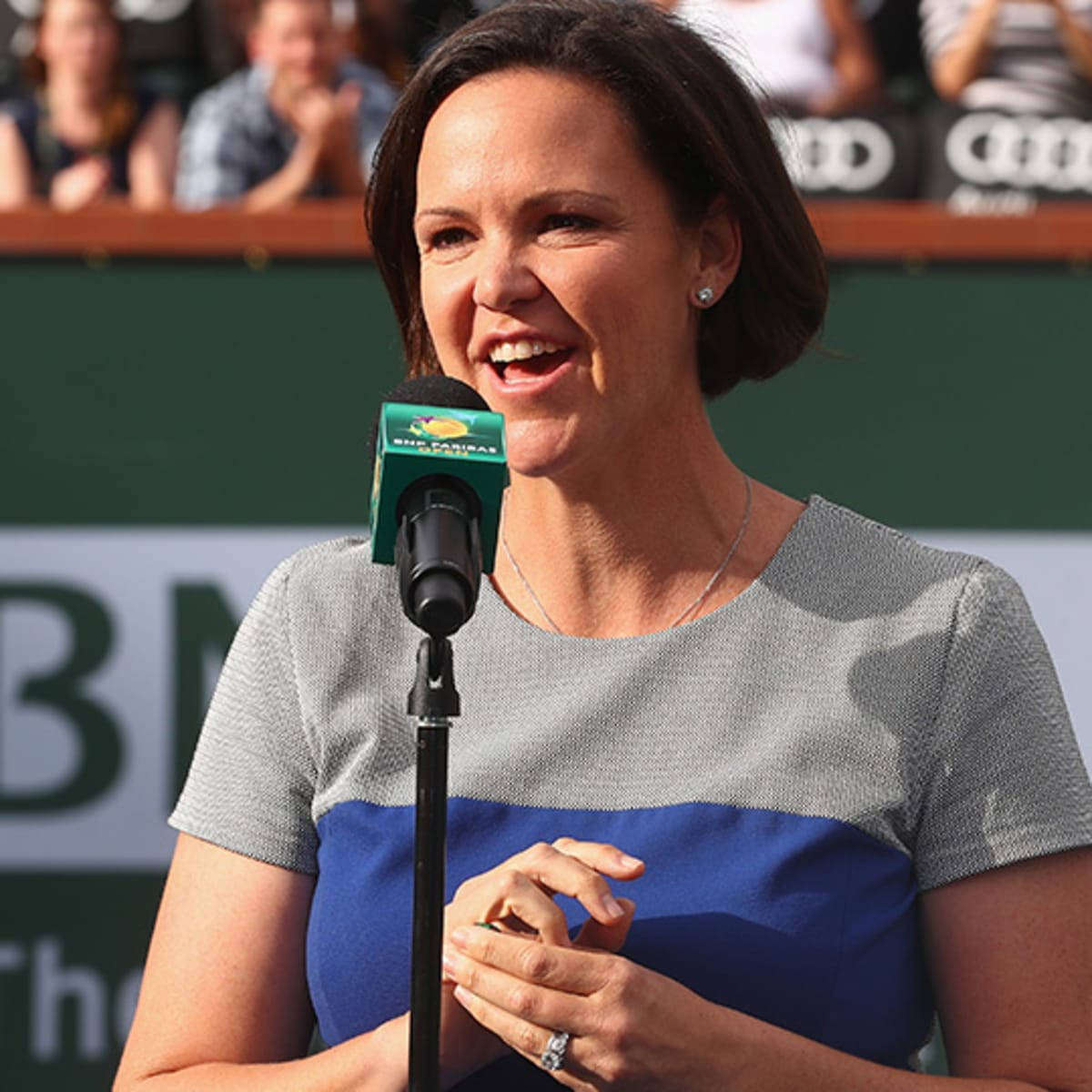 Lindsay Davenport Speaking On A Microphone Wallpaper