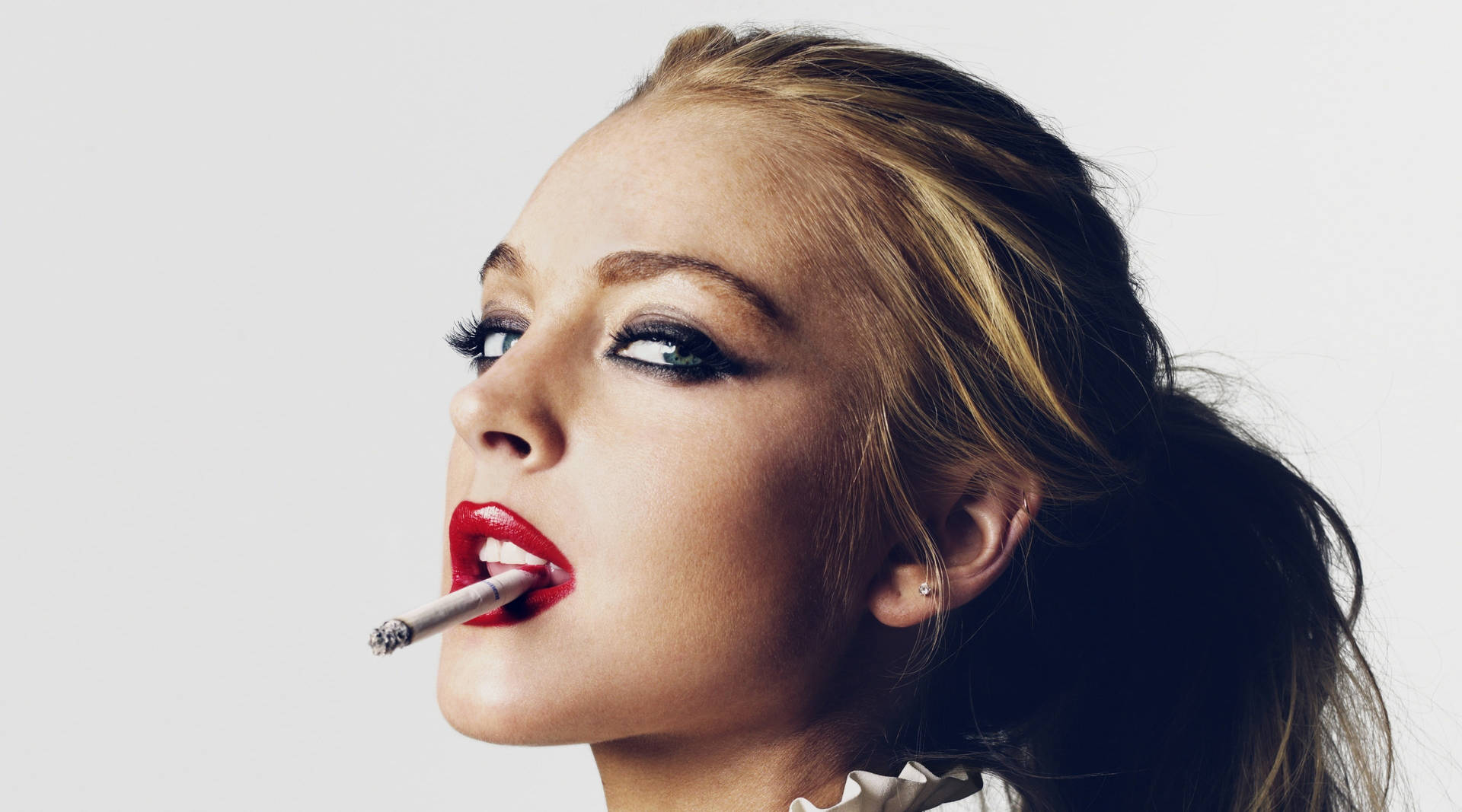 Lindsay Lohan Smoking Wallpaper