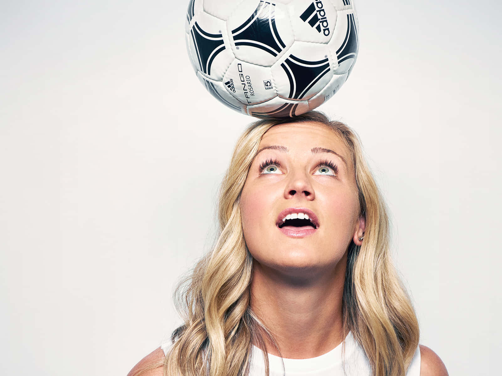 Lindsey Horan Impressively Handling The Football On The Field. Wallpaper