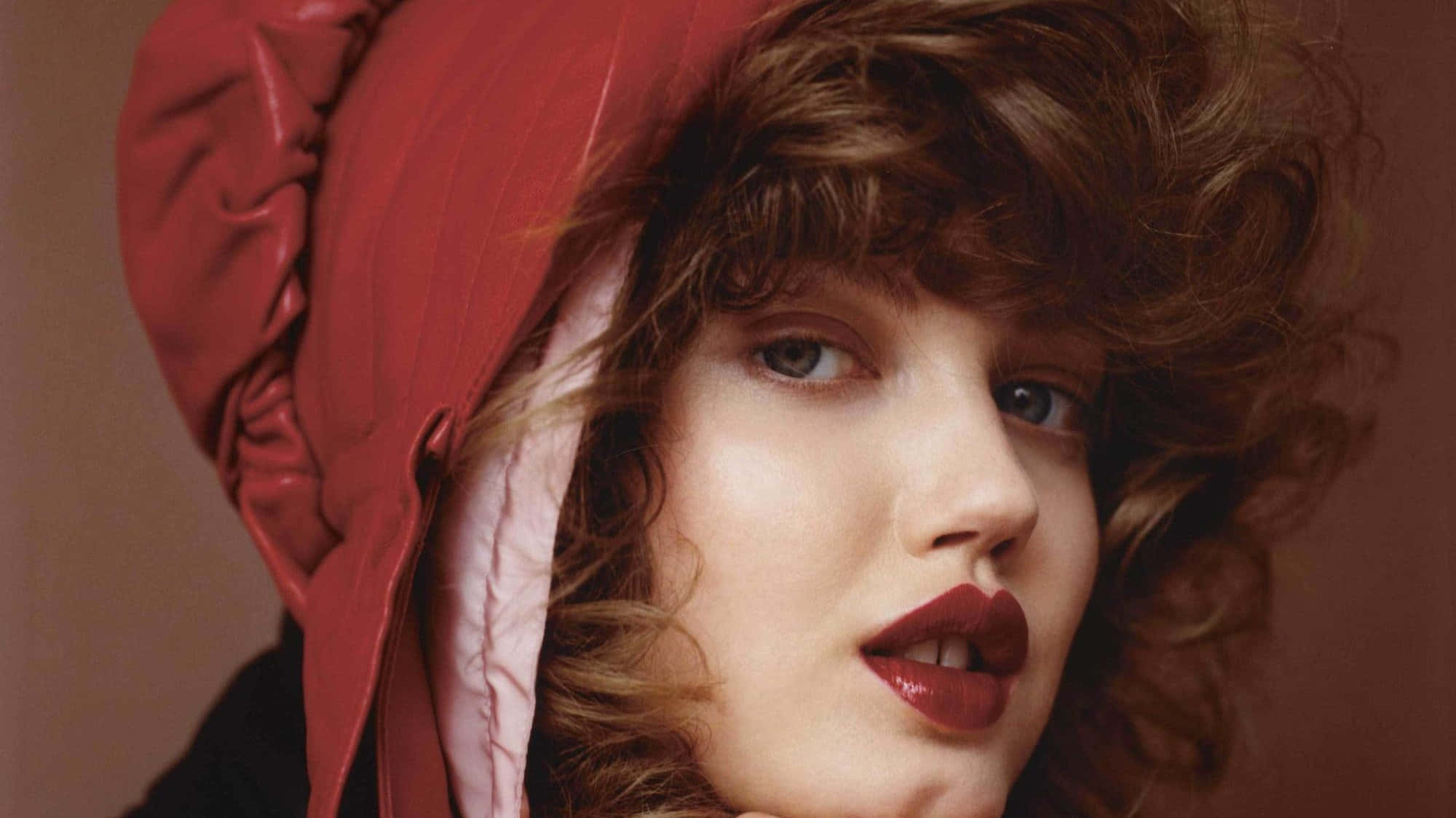 Lindsey Wixson Posing For A High-fashion Photoshoot Wallpaper