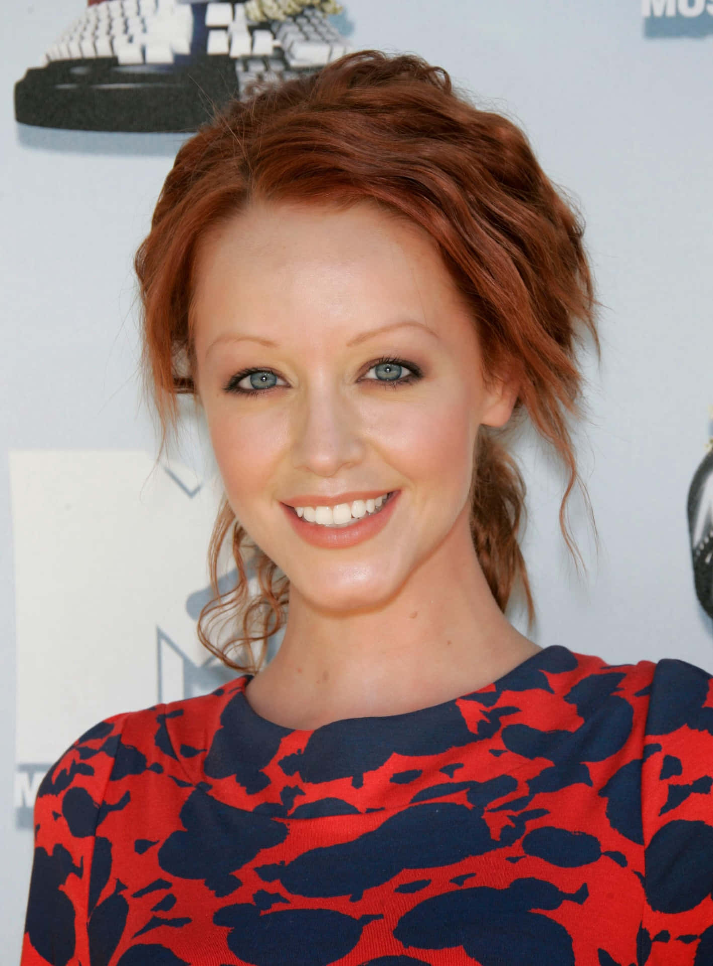 Lindy Booth Punaisessa Ja Sinisessä Mekossa Tapahtumassa Taustakuva