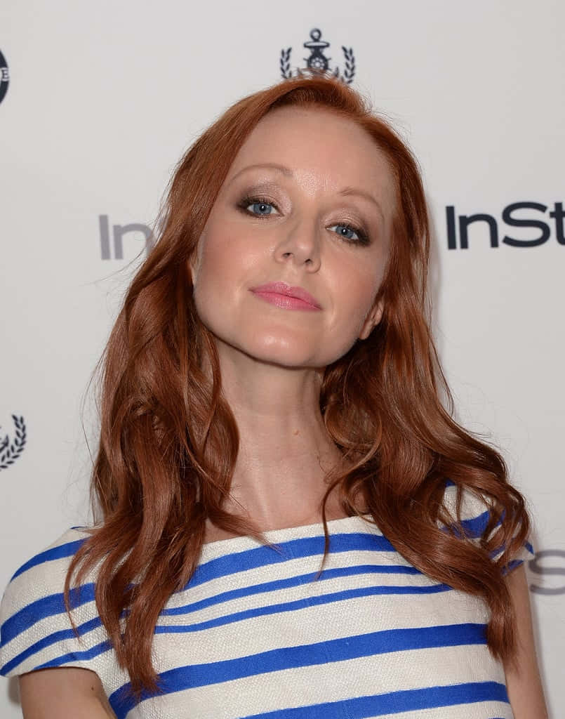 Lindy Booth Punaisilla Hiuksilla Siniraitaisessa Mekossa Taustakuva