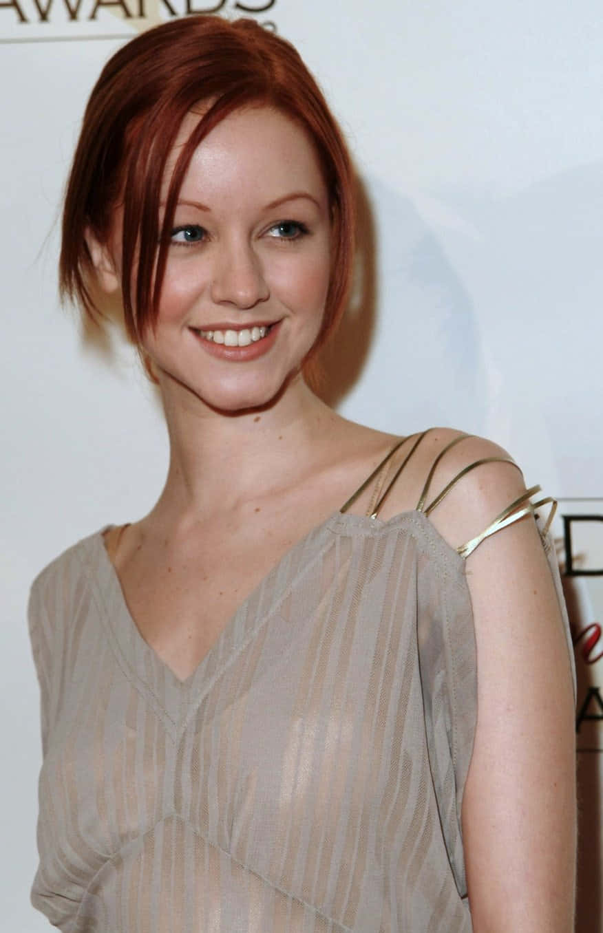 Lindy Booth Rode Haar Glimlachend Achtergrond