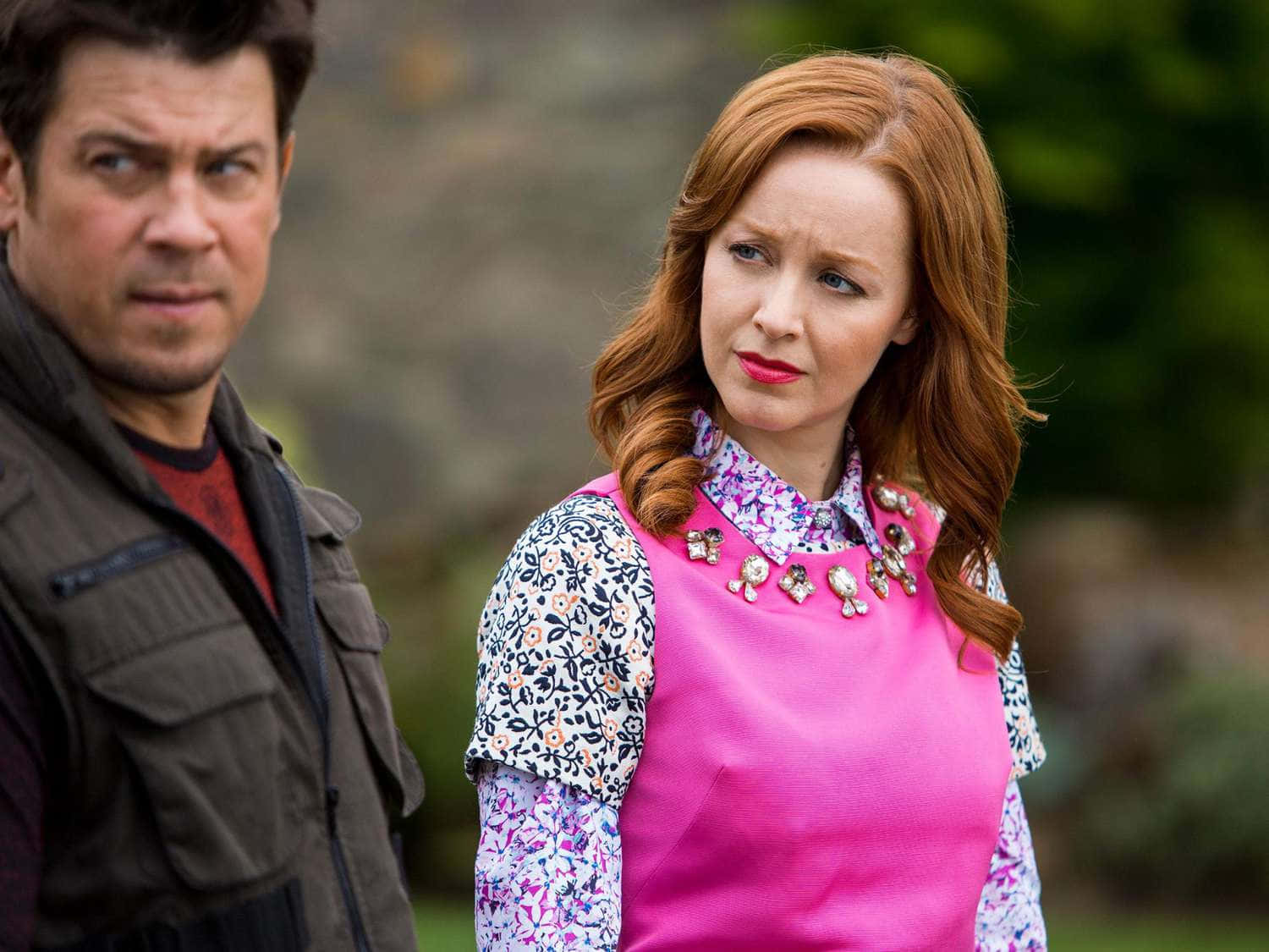 Lindy Booth In Roze Top En Man Op Achtergrond Achtergrond