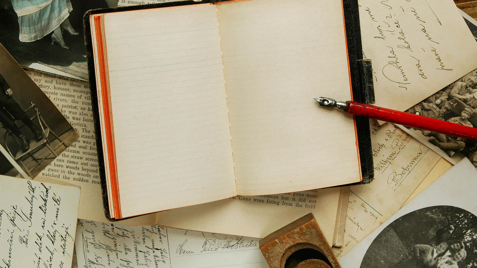 Tag et foto af et liggende notebook med baggrund af linjeret papir.