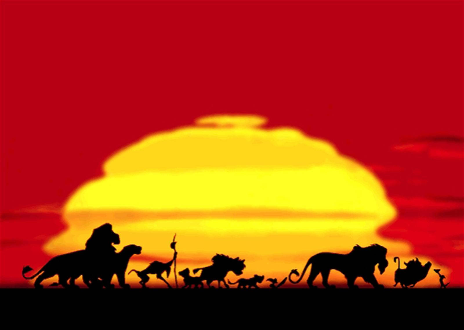 Simba Står Stolt Mod En Glorværdig Solnedgang Wallpaper