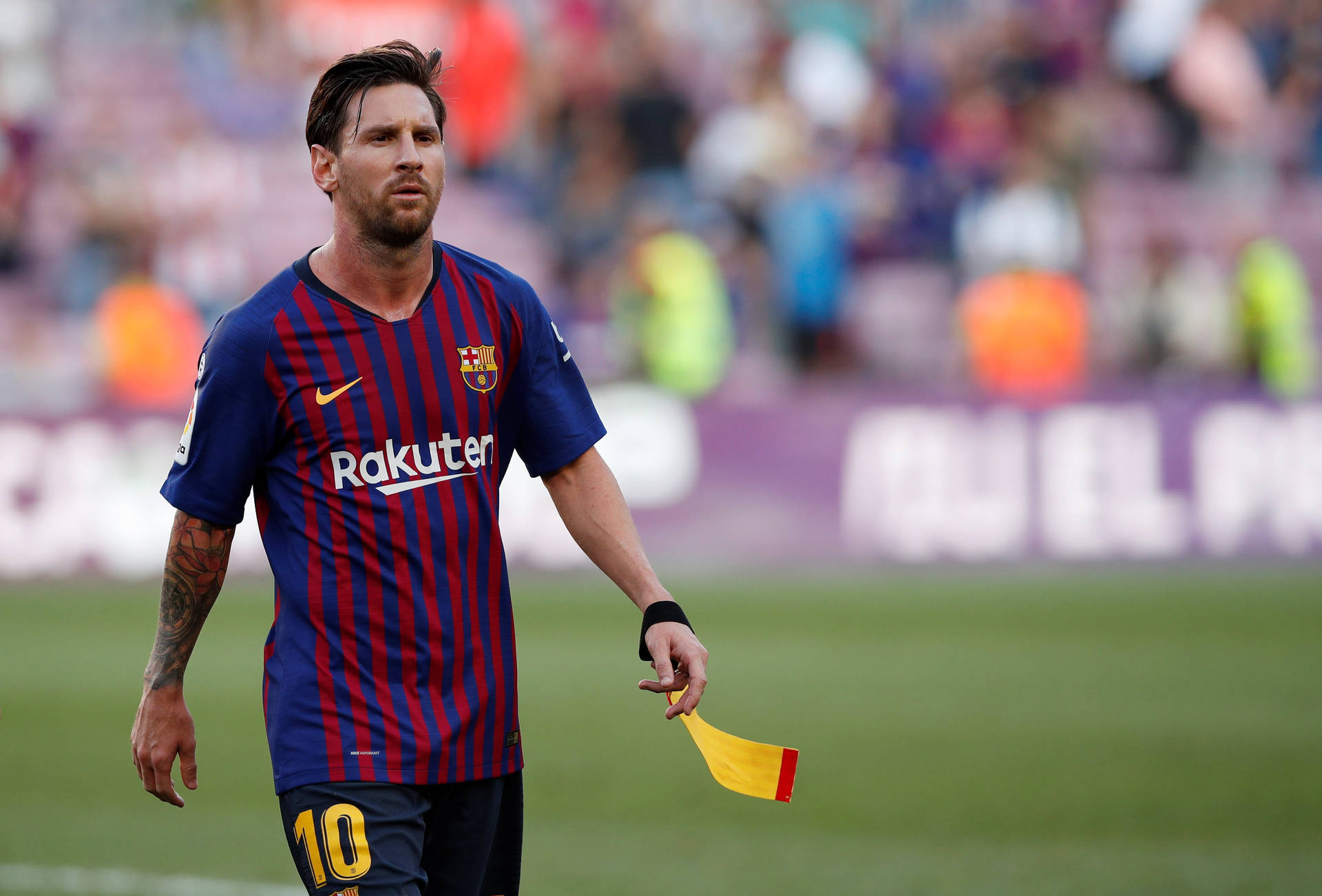 Lionel Messi 2020 Gå På Marken Wallpaper