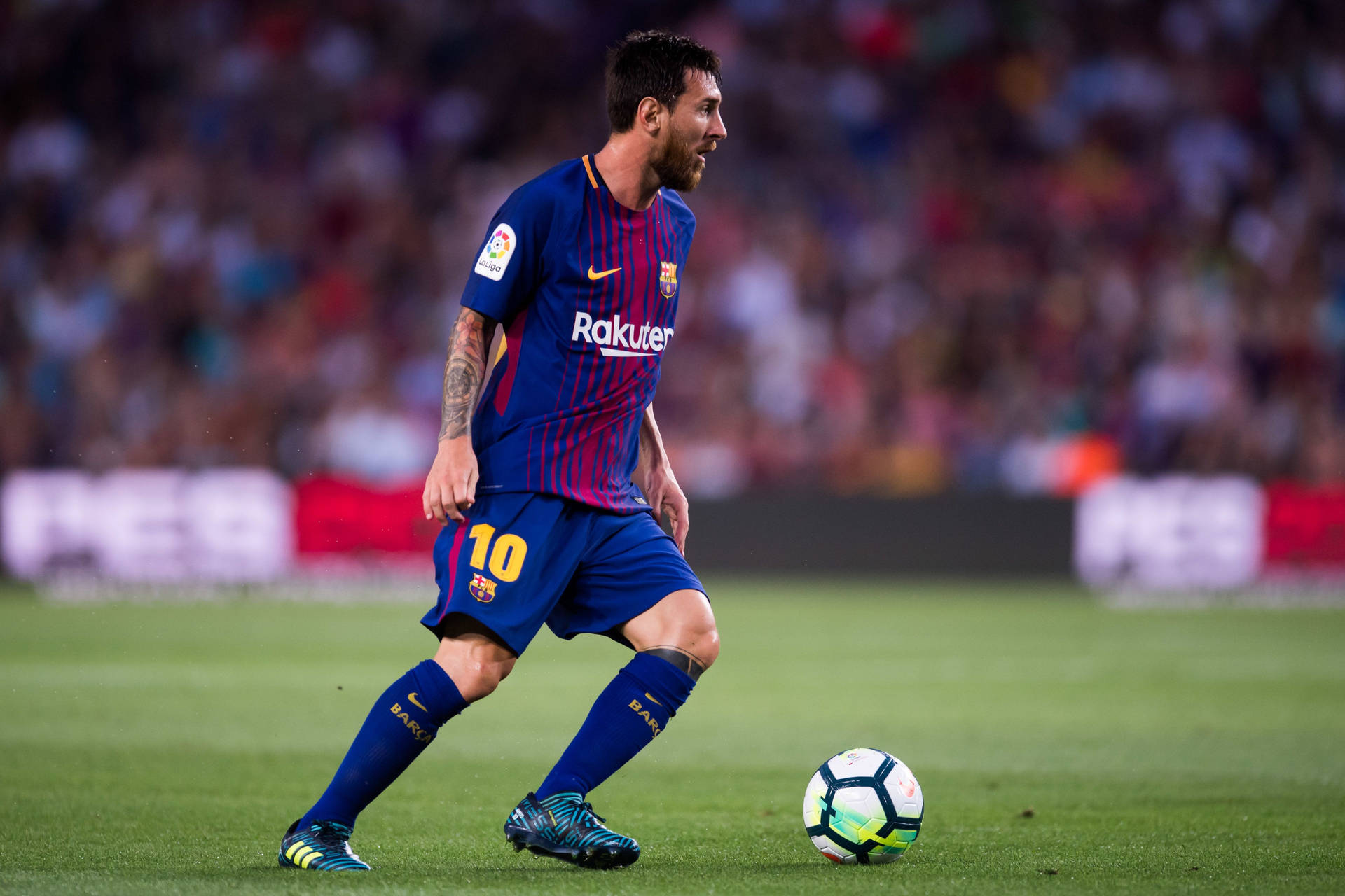 Lionel Messi 2020 Sparkød Fodbold Kicking Tapet Wallpaper