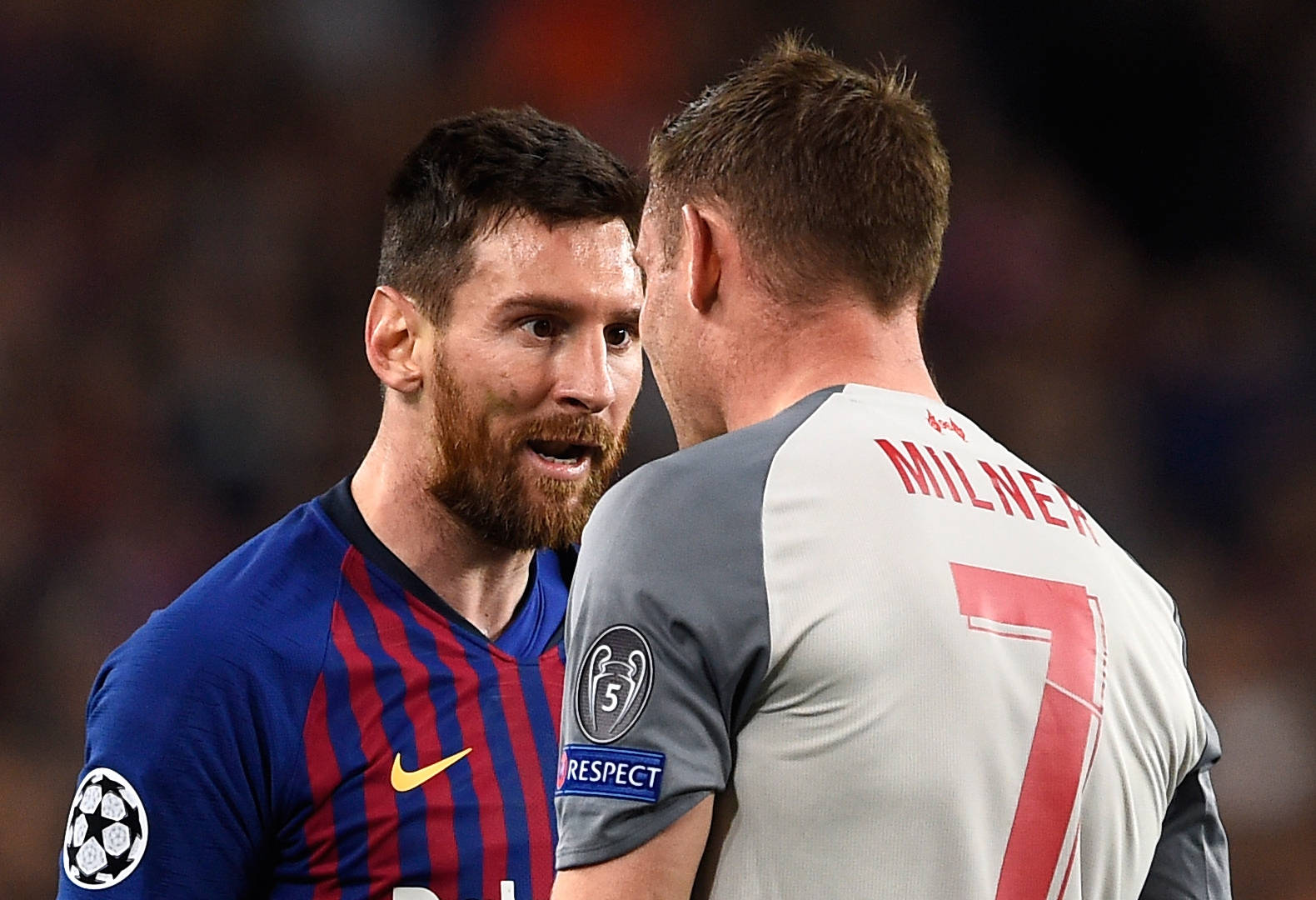 Lionel Messi og James Milner kommer ansigt til ansigt. Wallpaper
