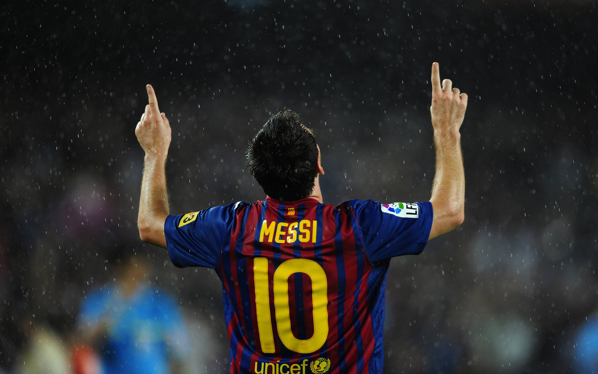 Lionel Messi står med ansigtet vendt mod himlen skrivebordsbaggrund Wallpaper