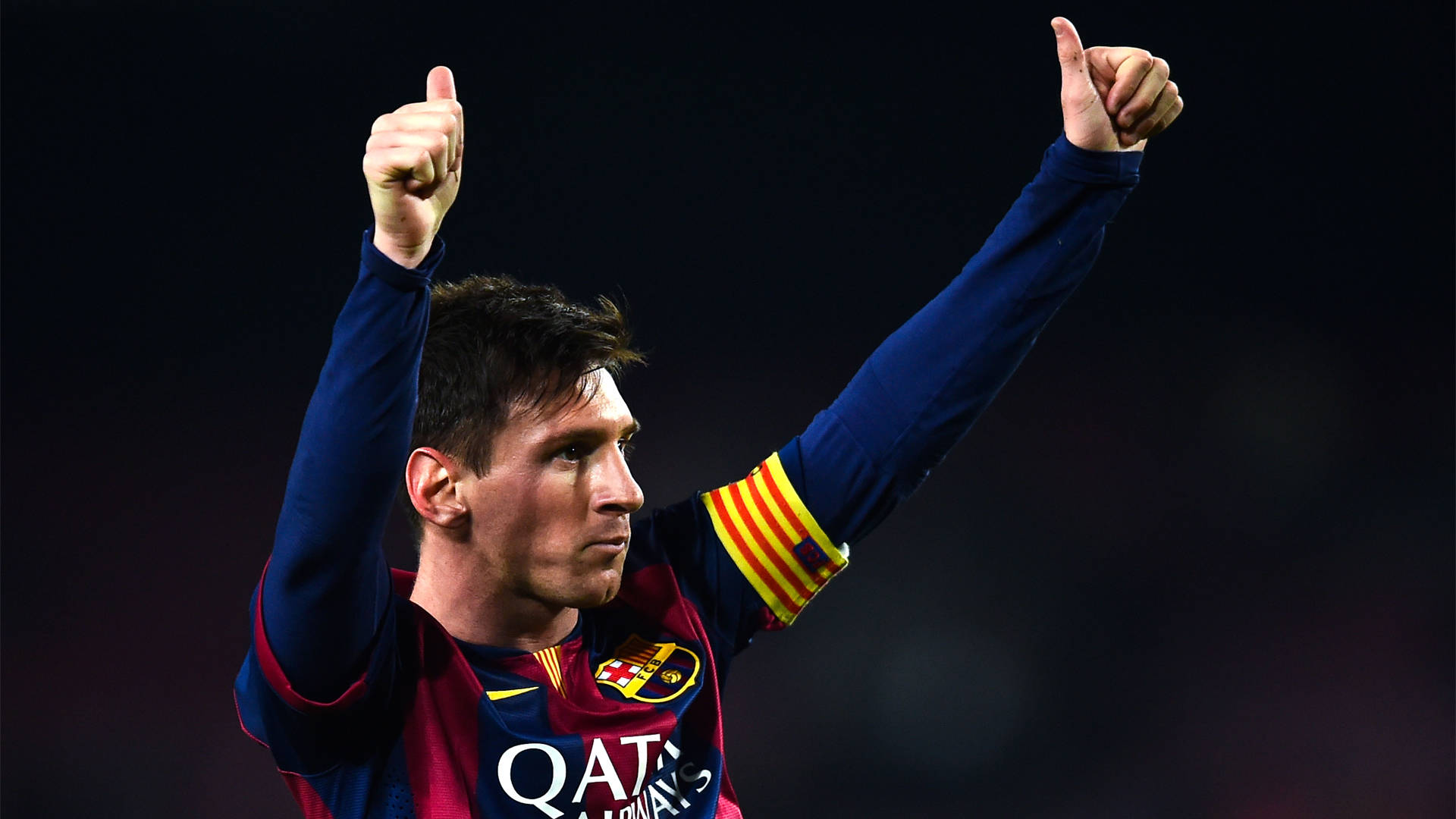 Lionel Messi Med Armene Op Wallpaper