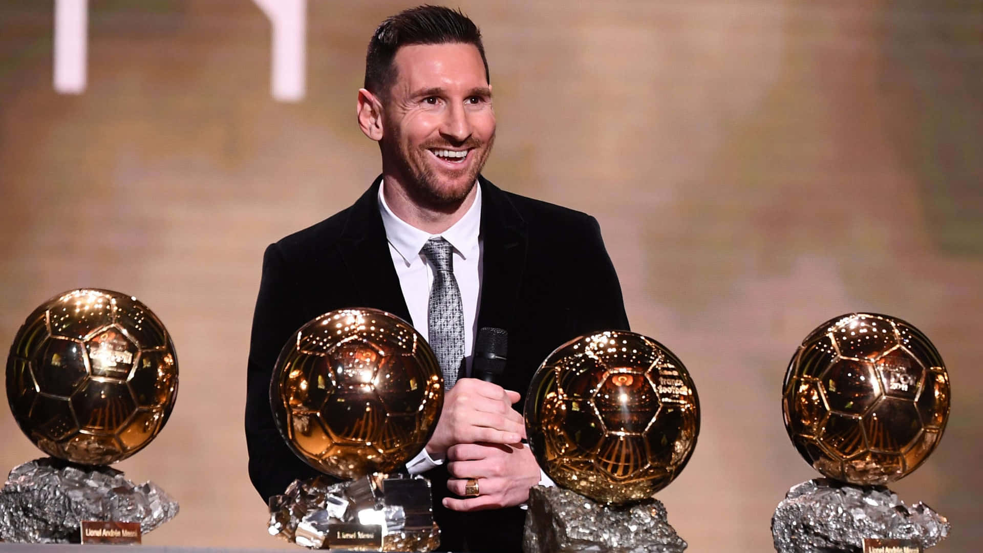 Lionel Messi Met Vier Ballon D'or Trofeeën Achtergrond