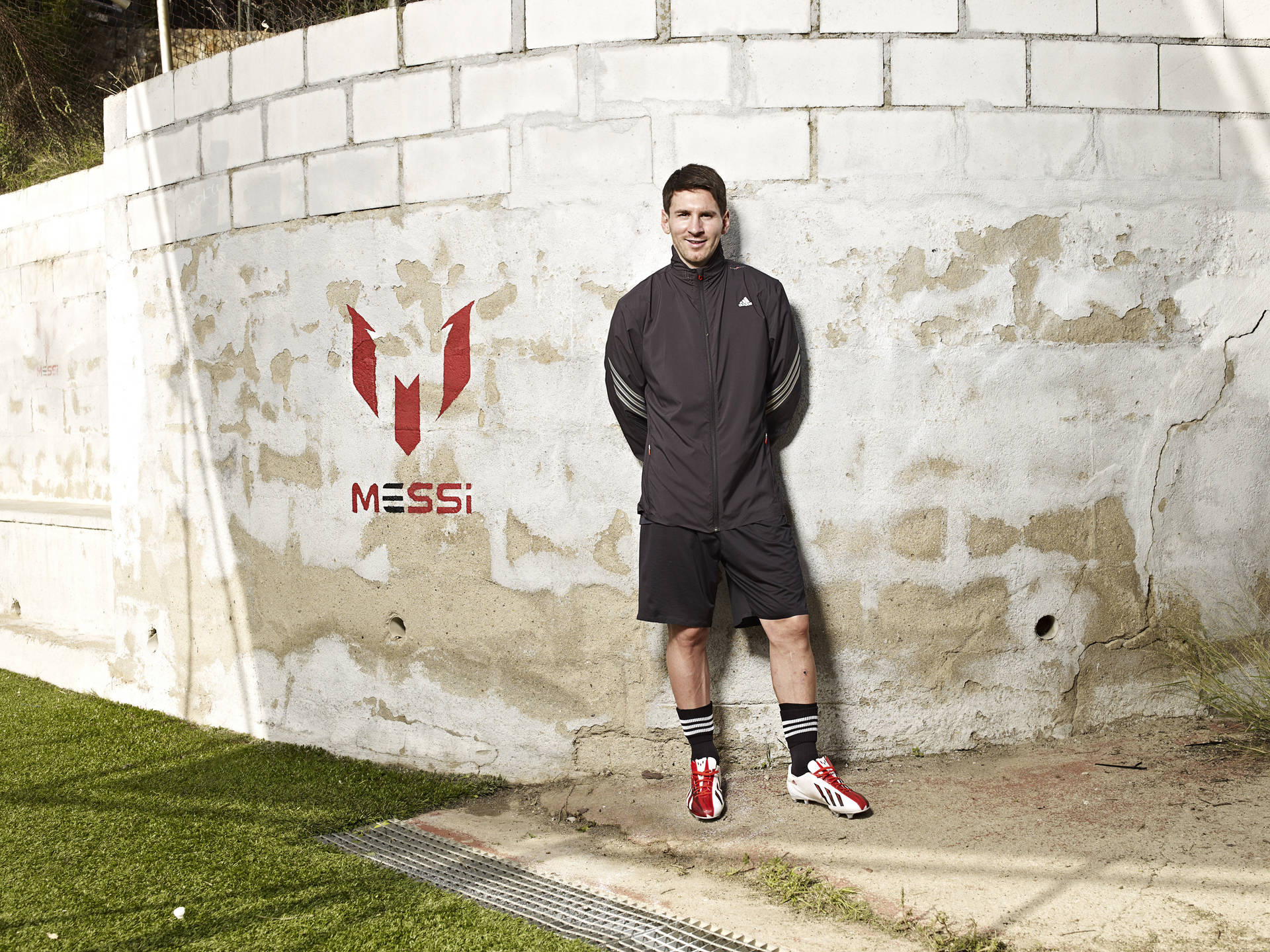 Lionel Messi med Messi logo Wallpaper