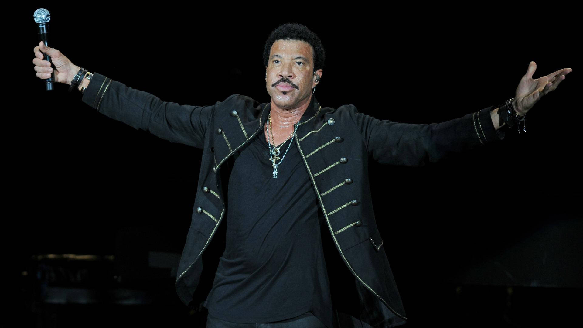 Lionelrichie Bonnaroo 2014 Is Already In German. It Refers To A Music Festival Where Lionel Richie Performed In 2014. Wallpaper