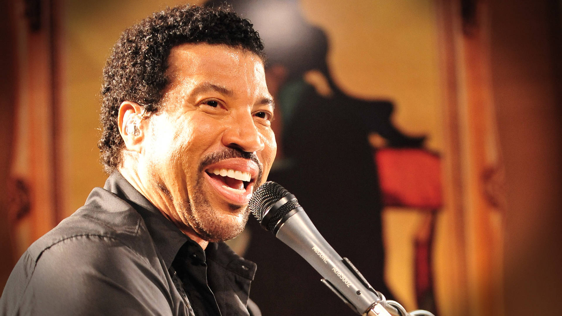 Lionel Richie Singer And Songwriter Wallpaper