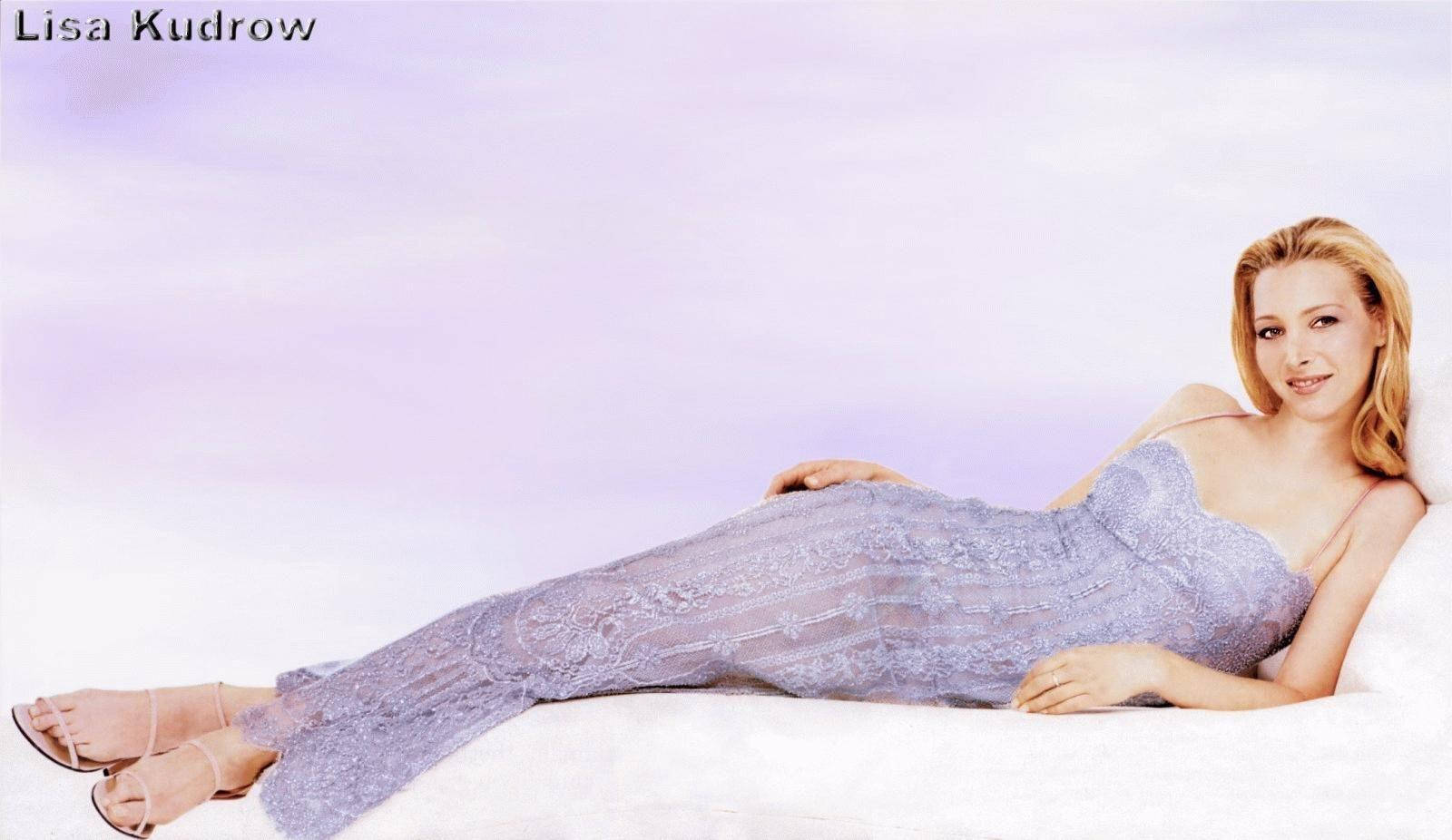 Lisa Kudrow Gorgeous Lavender Gown Wallpaper