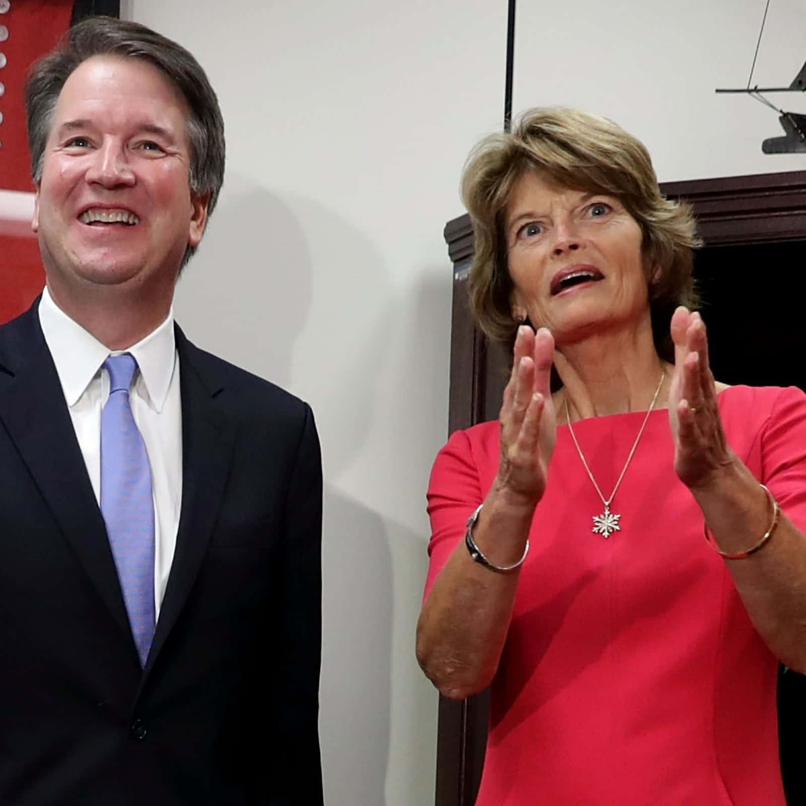 Lisamurkowski Brett Kavanaugh Is Not A Sentence Related To Computer Or Mobile Wallpaper. It Seems To Be A Combination Of Names Of Two Individuals. Can You Please Provide A Sentence Related To Computer Or Mobile Wallpaper That You Would Like Me To Translate Into Spanish? Fondo de pantalla