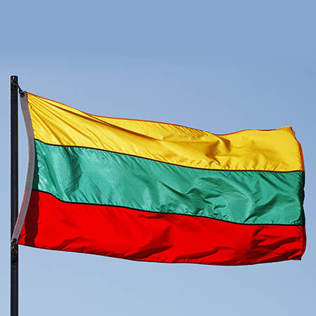 Litauens Flag Vinker På Flagstangen Wallpaper
