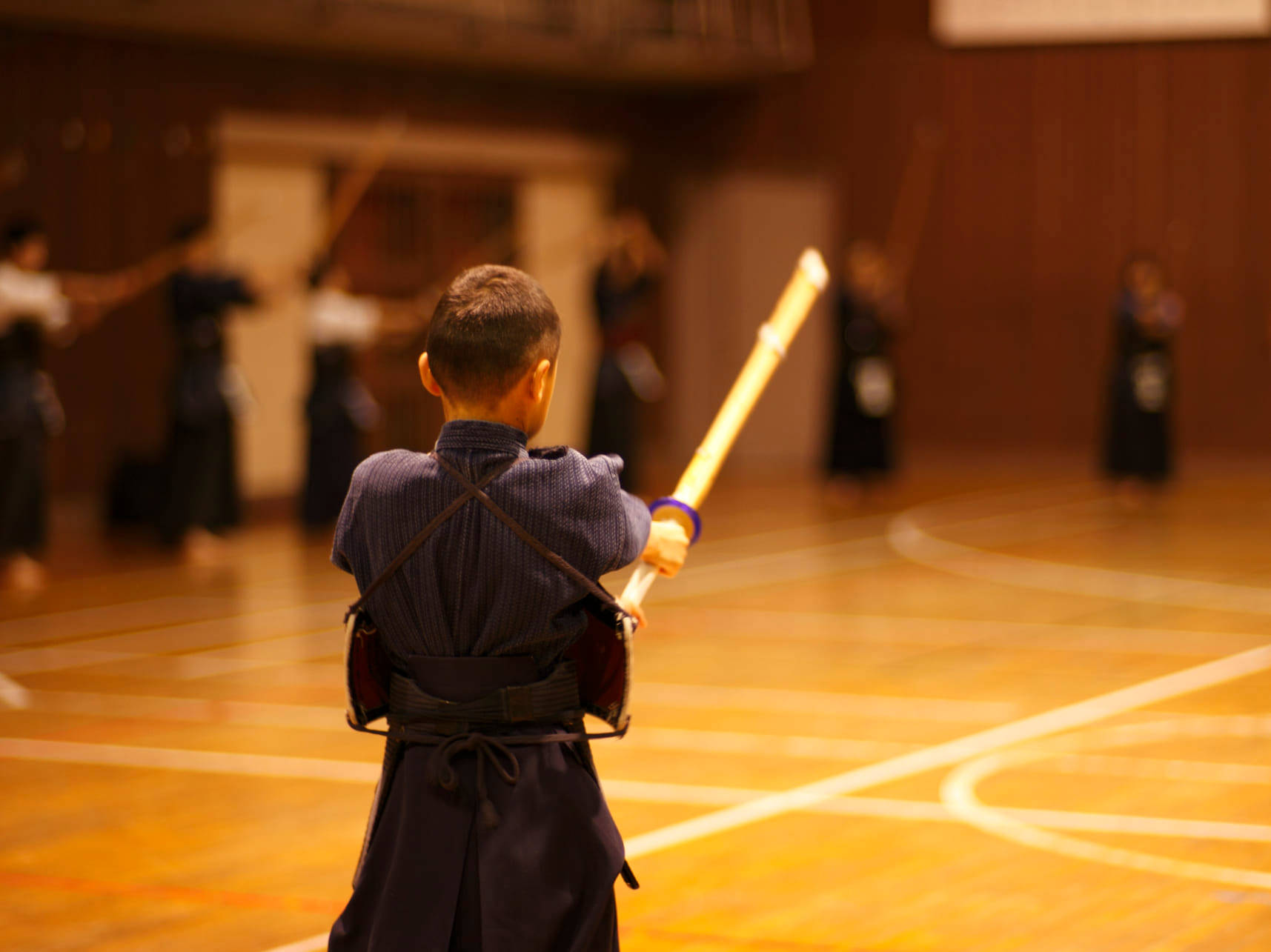 Lille barn, der øver Kendo martial kunst Wallpaper