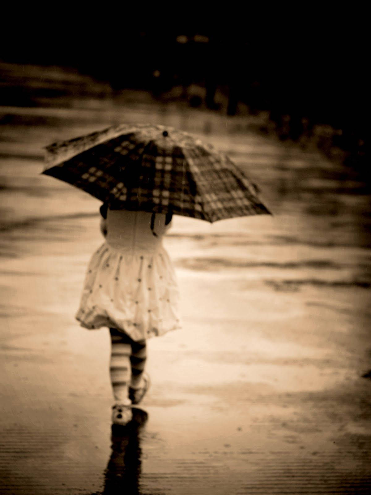 Little Girl Umbrella Alone Wallpaper