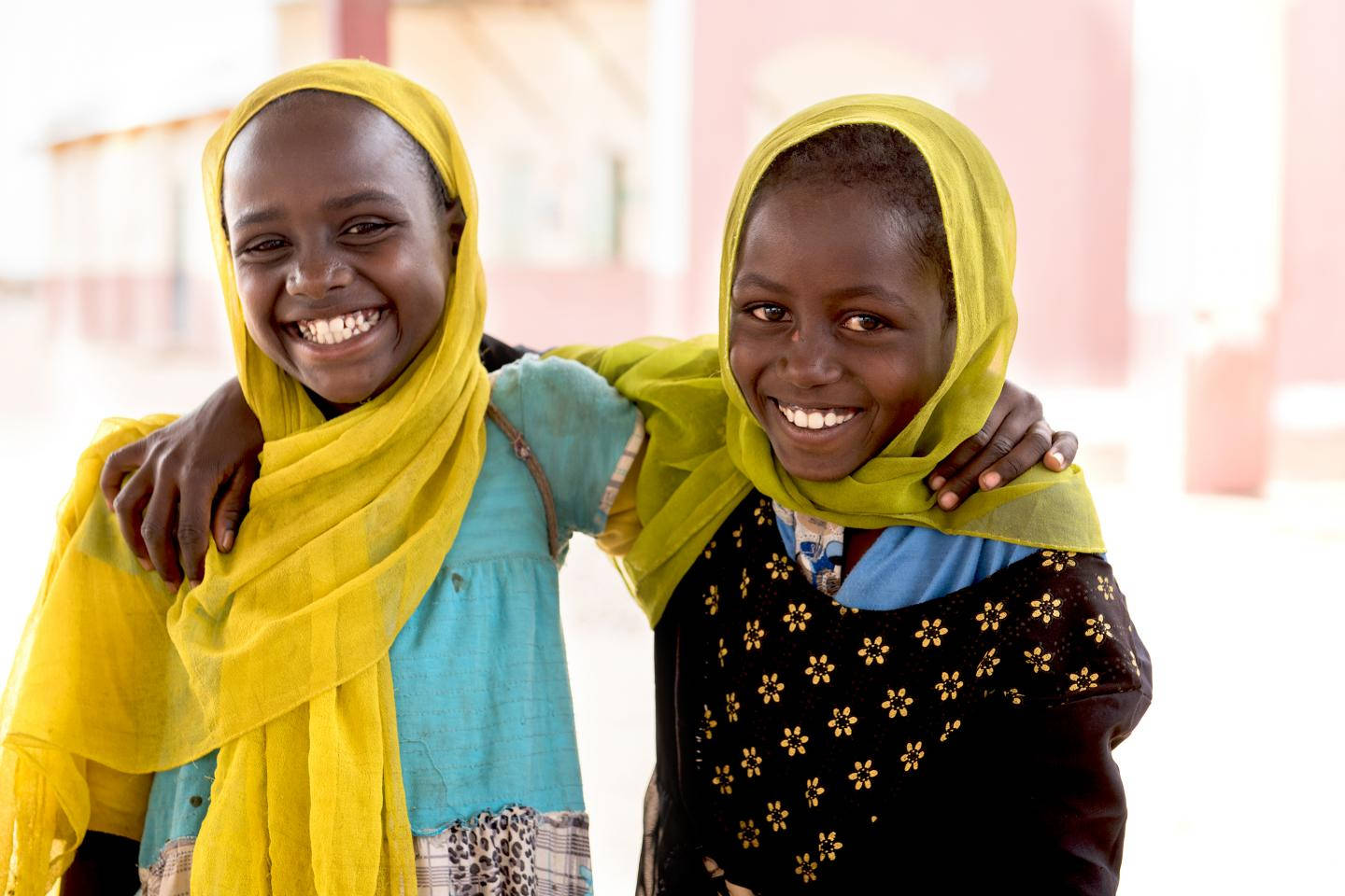 Lille piger i Sudan der leger med vand Wallpaper