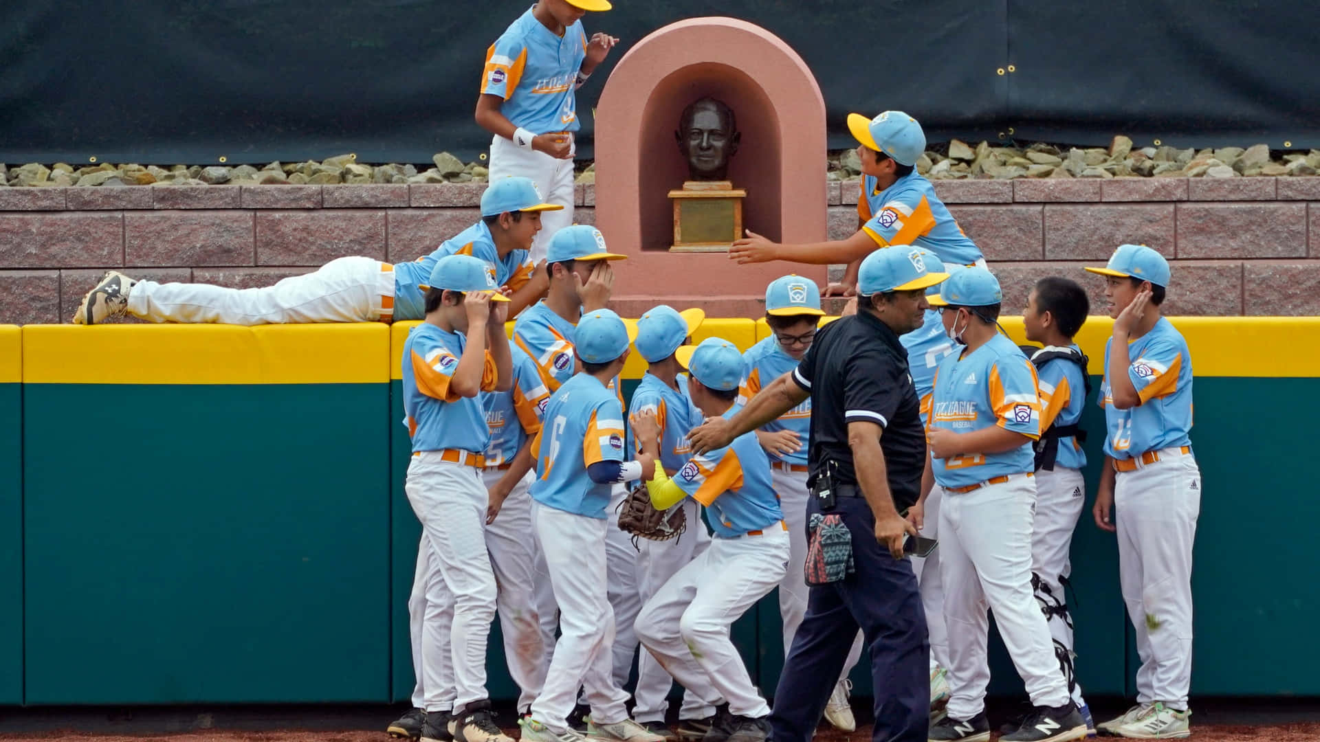 Spannende Little League Baseball Wedstrijd In Actie Achtergrond