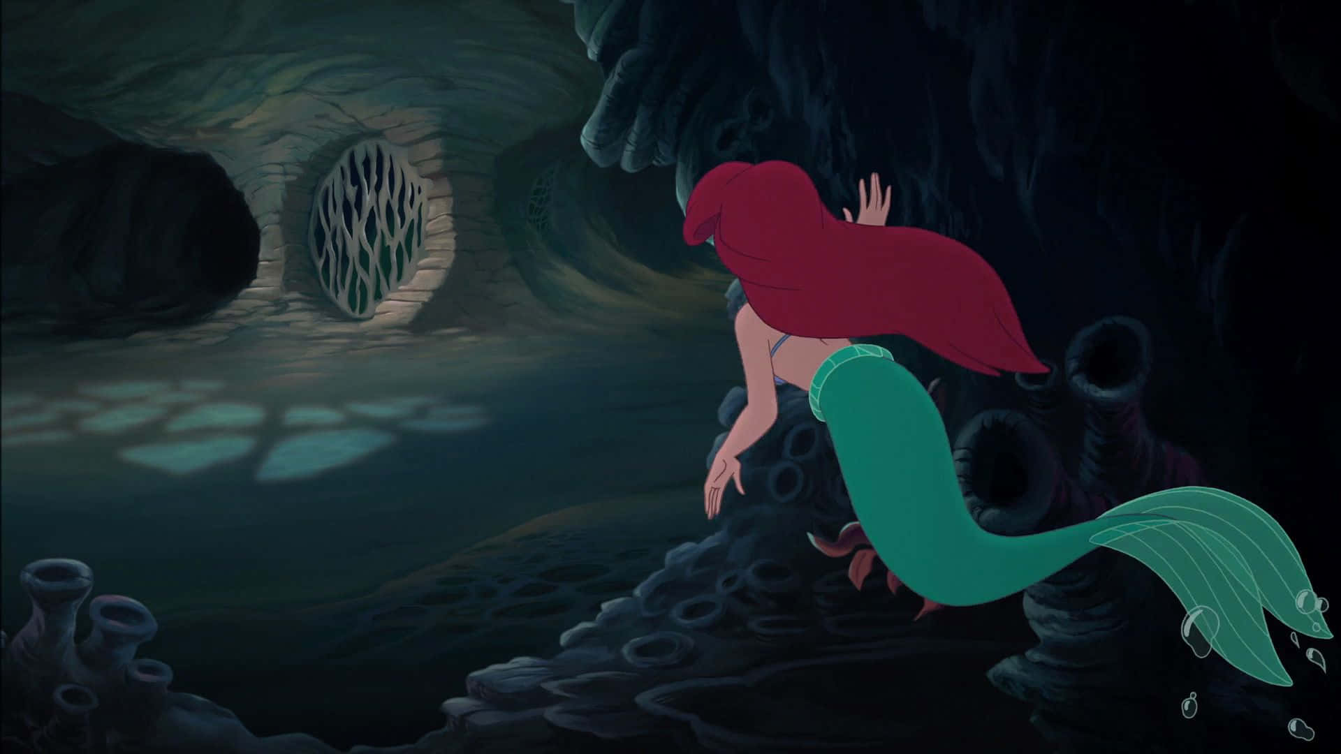 Ariel,la Piccola Sirenetta, Si Gode Una Vista Sottomarina Fiorita.