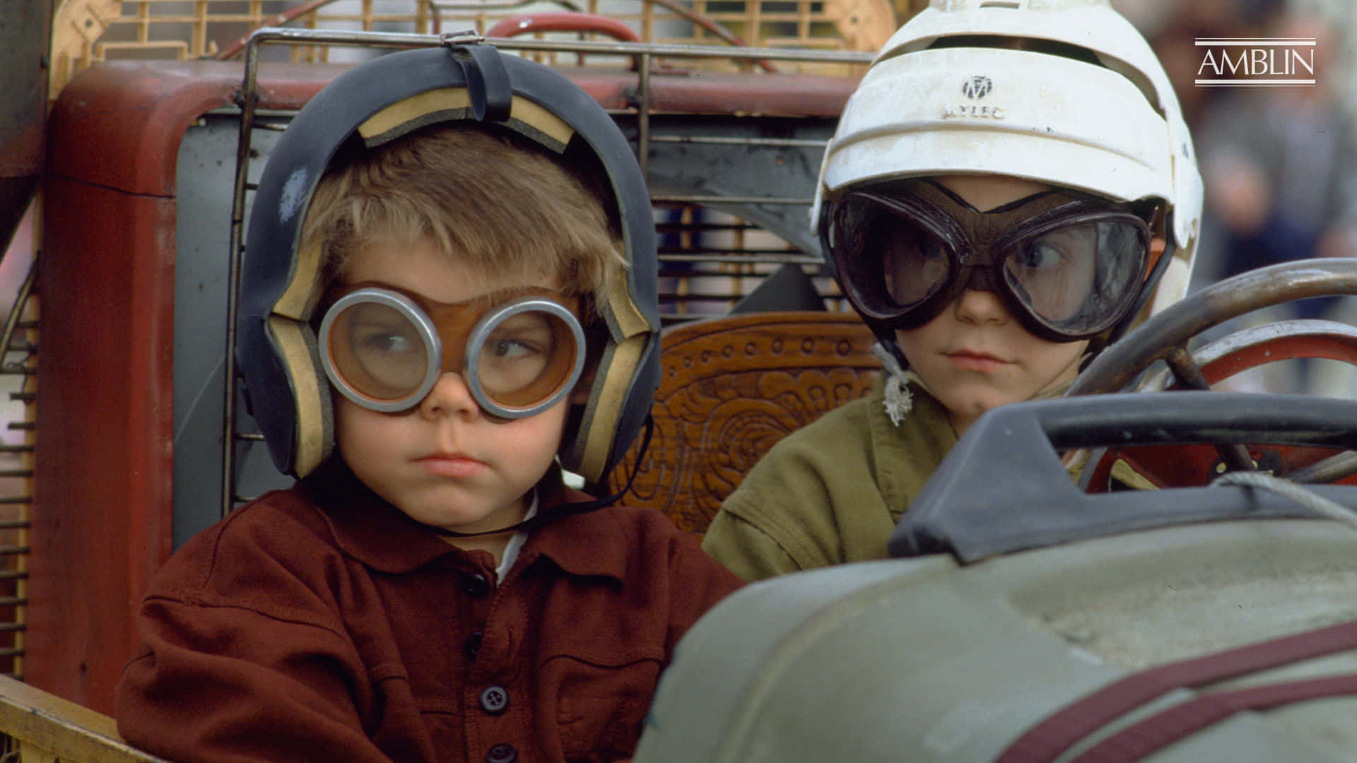 Tvåpojkar I Skyddsglasögon I En Bil