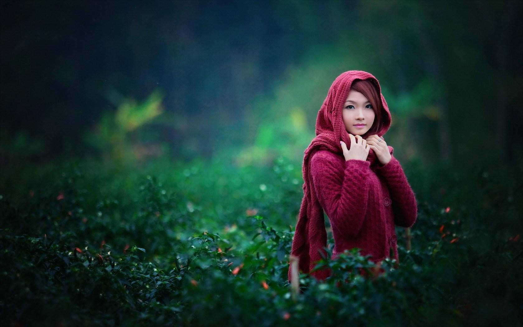 Lille røde pige alene i skov tapet Wallpaper