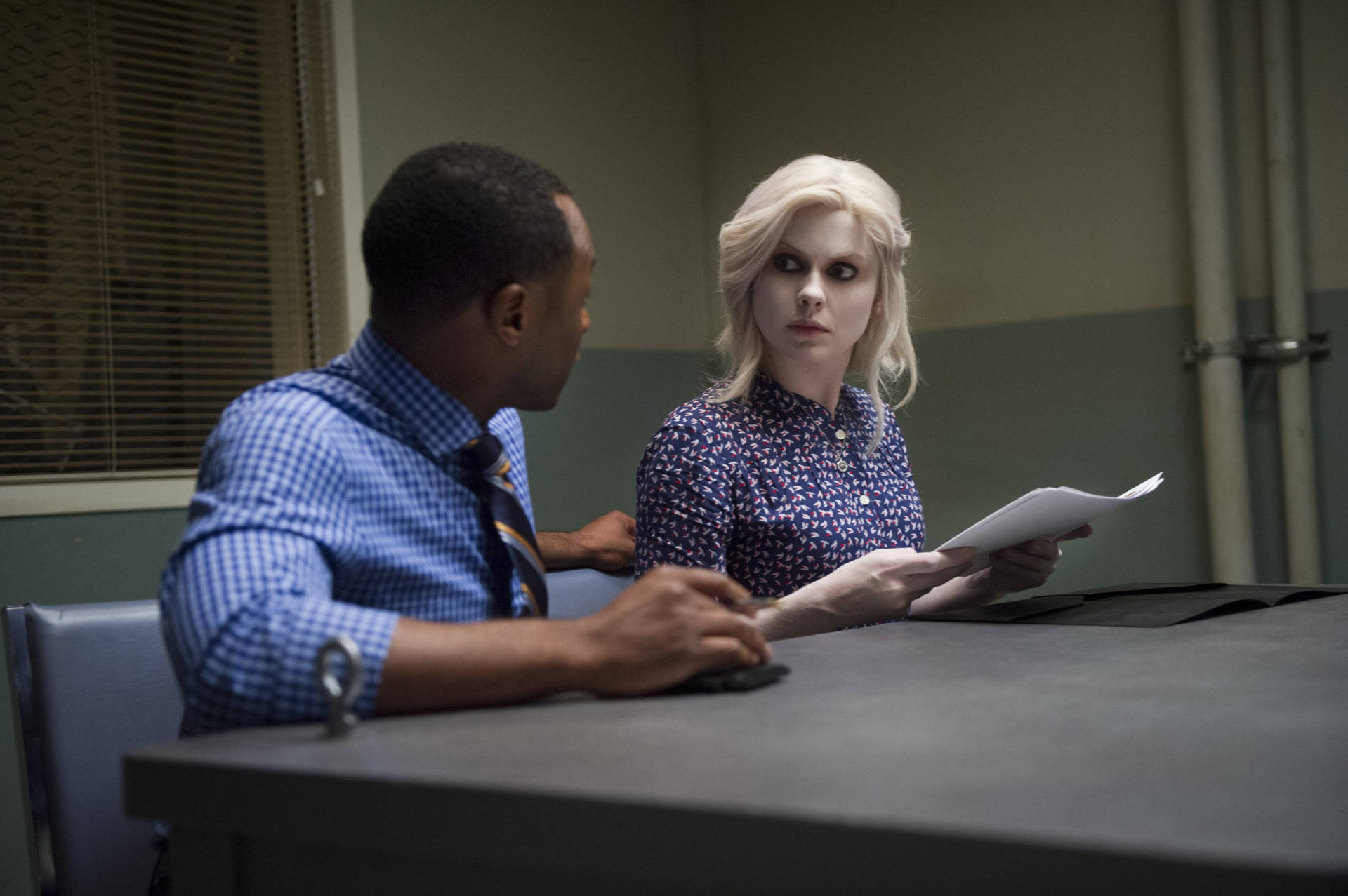 Liv Moore and Clive Babineaux Engaged in Serious Conversation in iZombie Wallpaper