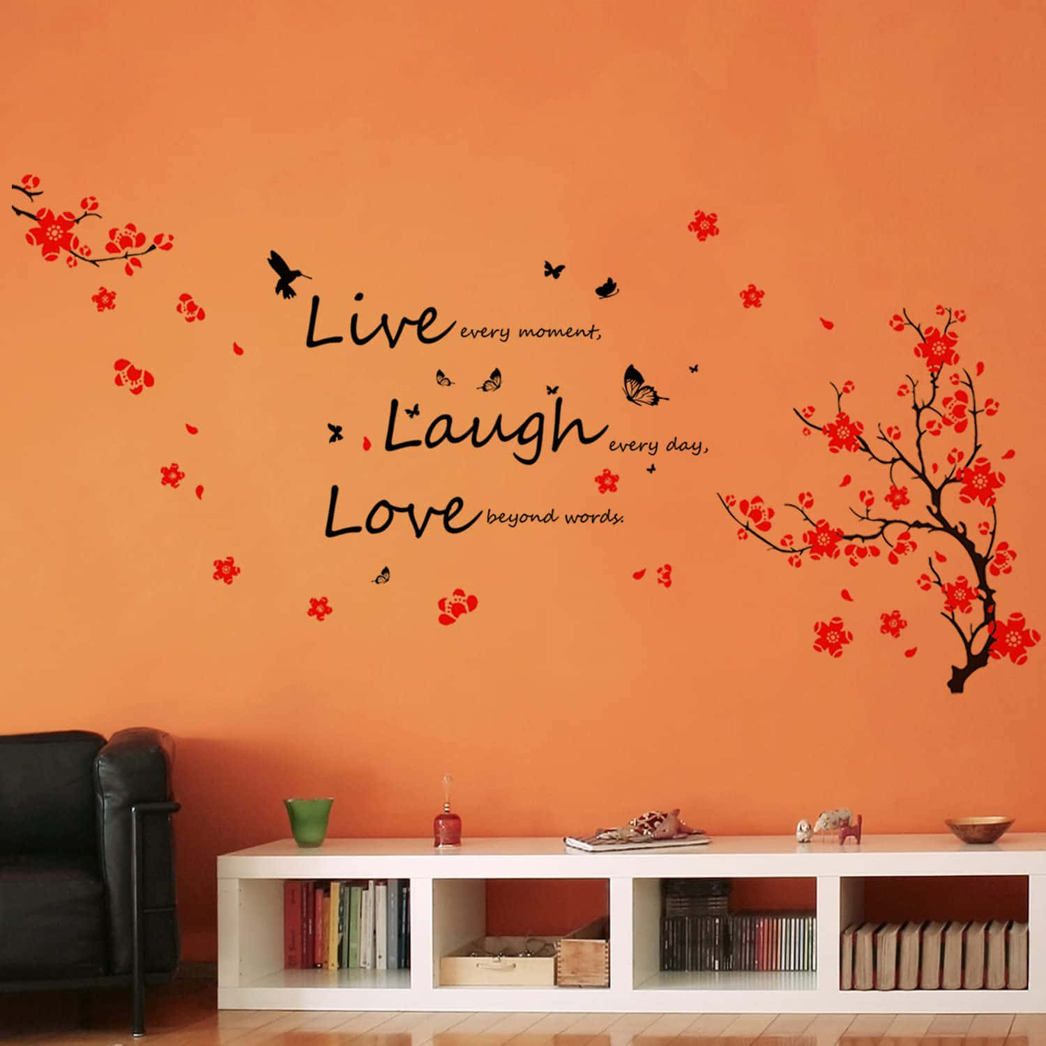 Et stue med en vægklistret med ordene leve grine elske Wallpaper