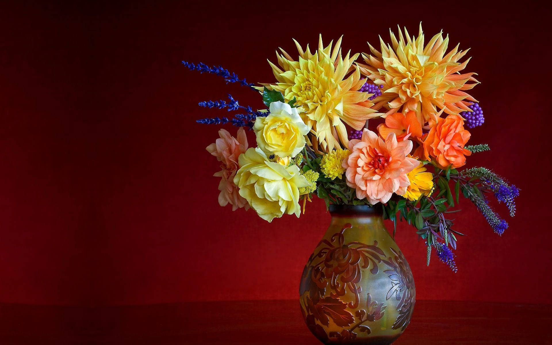Lively Flowers In A Flower Vase Wallpaper