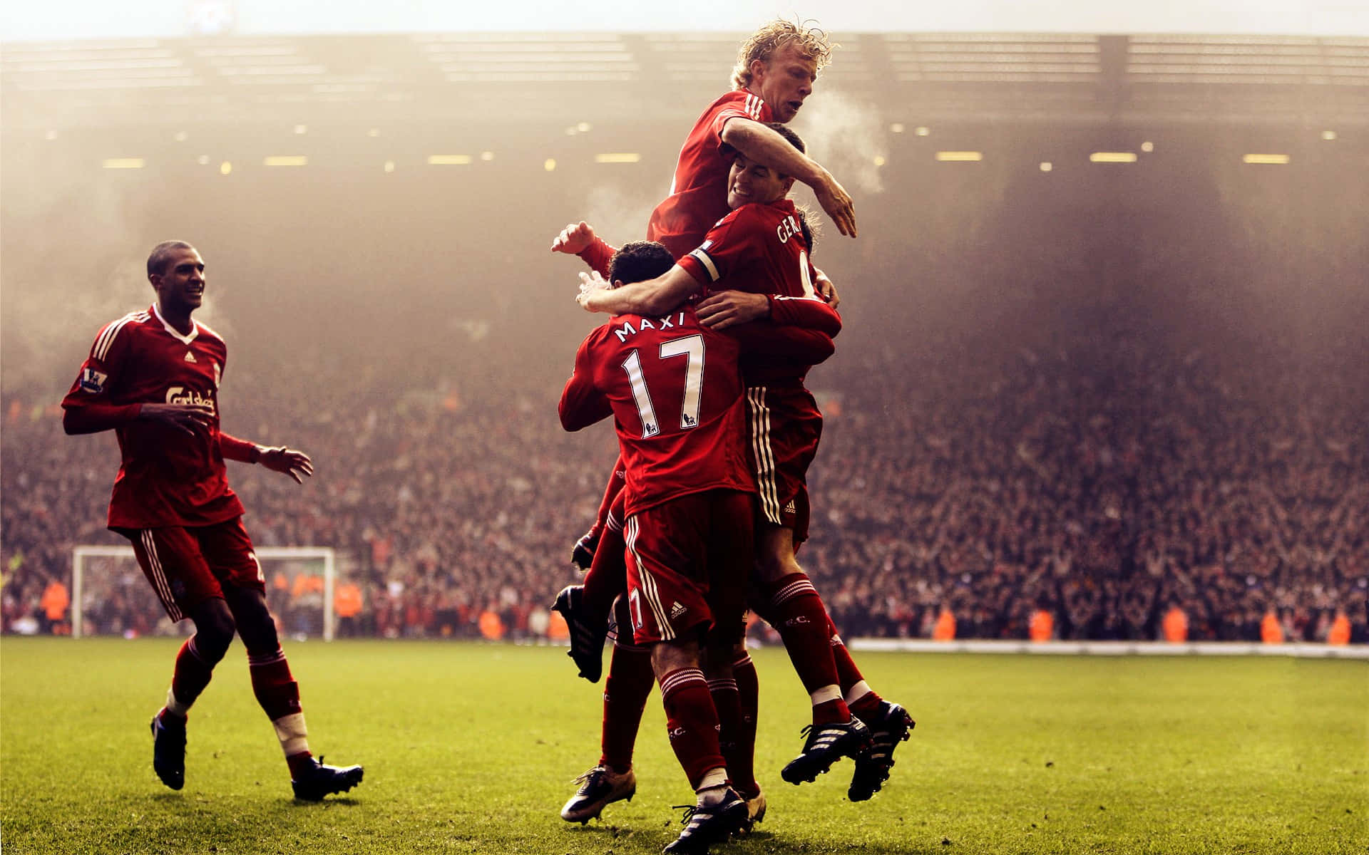 Liverpoolspieler Feiern Ein Tor Wallpaper