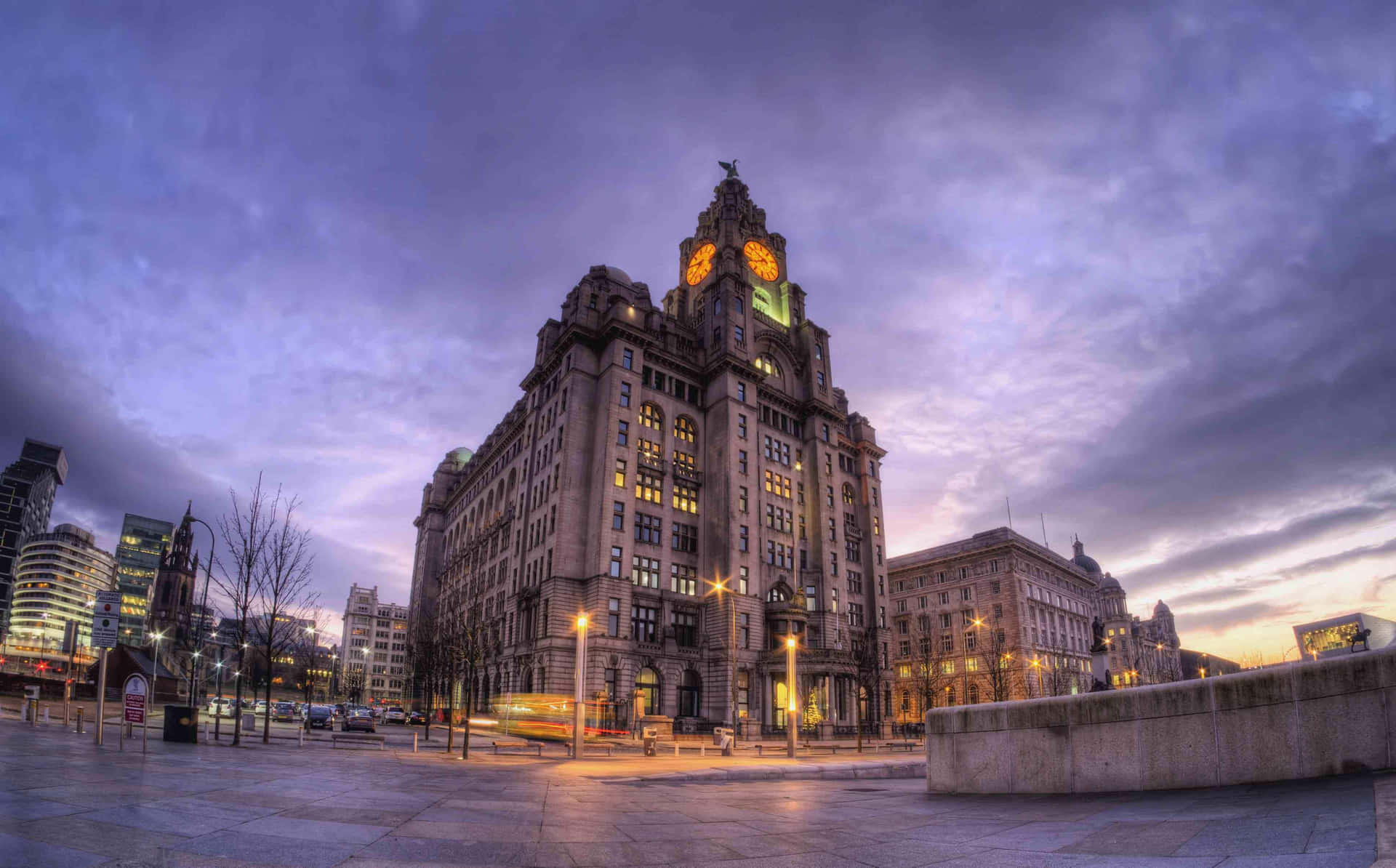 Vackerkvällssolnedgång Över Staden Liverpool, Storbritannien