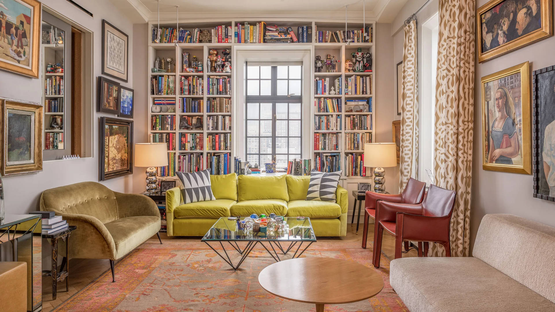 Stue med bøger og globus Wallpaper
